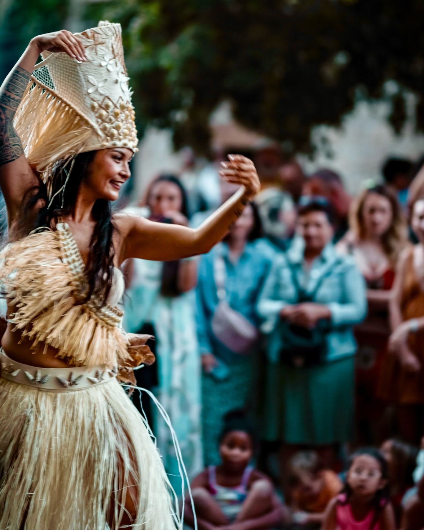 Nous vous l’avions annoncé, le choc des titans a eu lieu 🇵🇫🔥
Deux aventuriers, deux légendes
@toaevent.off ❌ @chezbebelle_narbonne
Les danseuses de @roriiuta ont fait vibrer l’Ori Tahiti.
@moanatea_ink_tatau 🙏, fleur de tiare et tortues des mers gravés sur la peau comme des fragments d’océan.
« Les Tontons » ont laissé s’élever leurs voix et les accords de ukulélé, musique des îles et du cœur ☀️
Et @style.caledonien nous a fait voyager au cœur des lagons 🌊
Nous remercions la communauté polynésienne qui s’est déplacée ainsi que toutes celles et ceux qui ont su partager avec nous ce petit bout de Pacifique au coin d’une table. Mauruuru 🇵🇫🌺
📷 @jamayaphotography