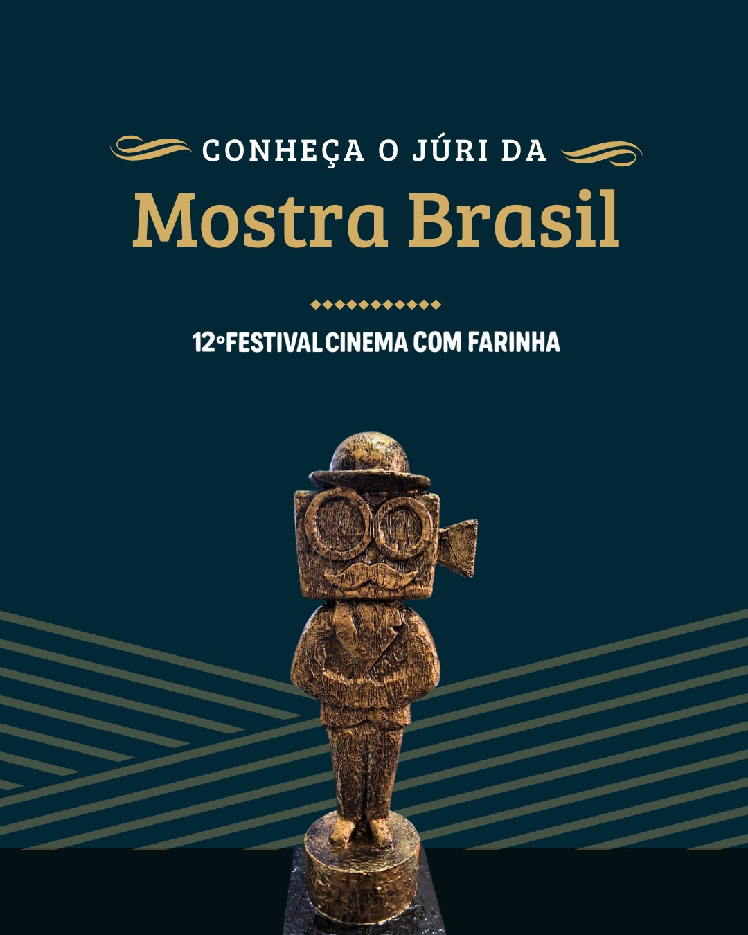 🎬✨ Conheça o júri da Mostra Brasil no 12º Festival Cinema com Farinha!
Temos a honra de contar com profissionais que trazem experiências diversas e olhares sensíveis sobre o cinema brasileiro.
Eles serão responsáveis por avaliar os filmes da Mostra Brasil, reconhecendo talentos, histórias e narrativas que refletem a riqueza cultural do nosso país.
👉 Daniel Porpino é ator, diretor , preparador de elenco e arte-educador com 20 anos de experiência na atuação. O artista paraibano de João Pessoa é pós-graduado em Representação Teatral pela UFPB.
Já atuou em diversas obras audiovisuais, entre elas a série Cangaço Novo e os longas Aquarius, Desvio e Oeste Outra Vez.
👉 Lívio Brandão é poeta, fotógrafo, diretor e produtor cultural. Se especializou em direção de fotografia e é sócio da Maré Produtora. Roteirizou e dirigiu curtas como Cotidiano Invisível, Caranguejo e Flor dos Canaviais, além de assinar a fotografia em diversos filmes. Atualmente produz a série Caminhos da Caatinga e finalizou o documentário Rio Paraíba Integrado, exibido no CNPQ.
👉 Nathan Cirino é diretor, roteirista e professor da UFCG, doutor em Comunicação e autor de livros nas áreas de cinema, novas mídias e poesia. Dirigiu e roteirizou curtas como Lamúria, Amador, Apneia e Uma vez ao dia, além do longa documentário Madame. Seus filmes já conquistaram 34 prêmios e circularam em mais de 65 festivais, incluindo 20 internacionais.
👉 Ismael Moura, de Cuité (PB), é diretor, roteirista e artista multifacetado, com forte atuação no audiovisual paraibano. Realizou 9 curtas autorais, incluindo ILHA, premiado e reconhecido em festivais. Participou de mais de 15 produções em áreas diversas, com trabalhos exibidos no Brasil e no exterior.