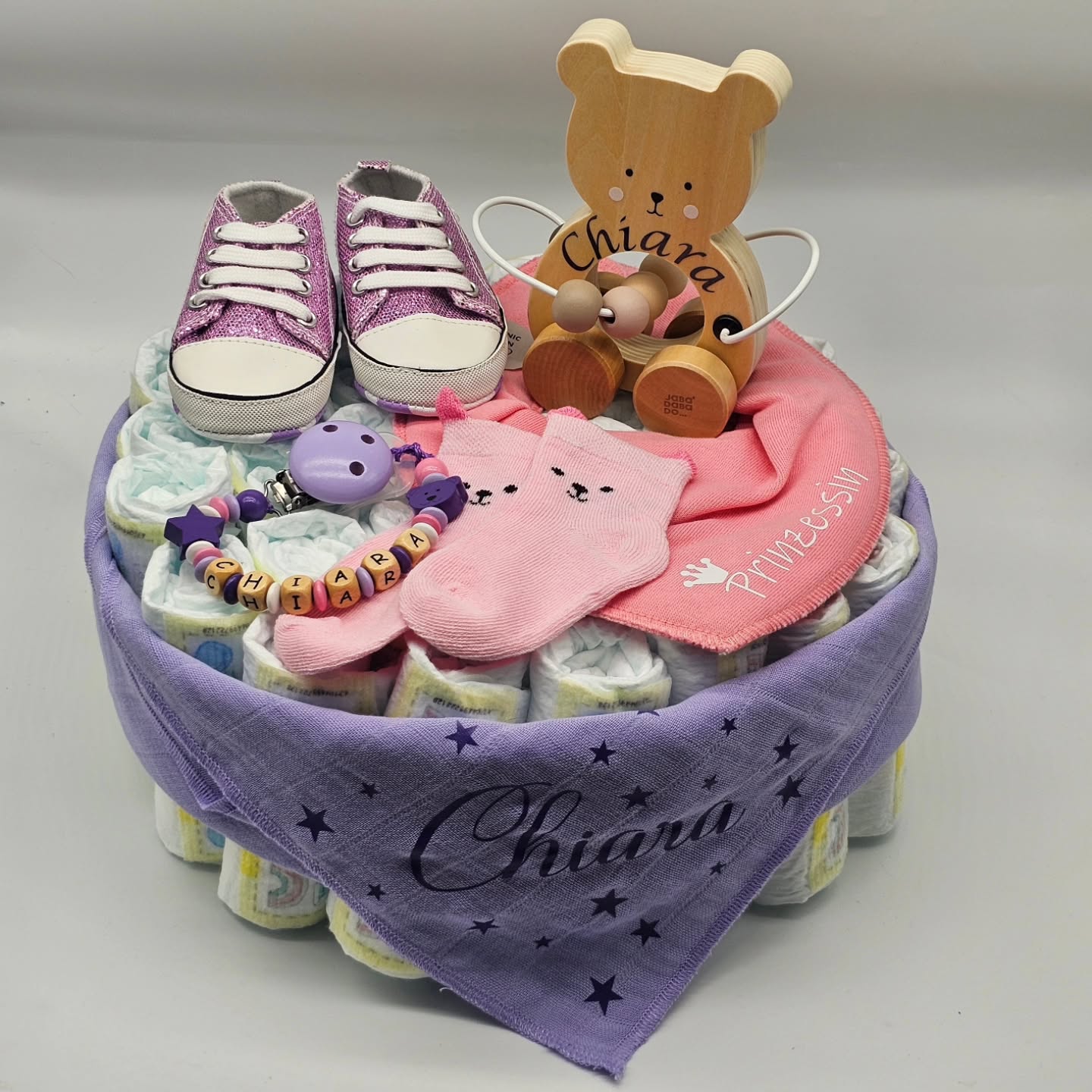 💜🩷Chiara🩷💜 Willkommen kleine Prinzessin 👑
#selinasbabygeschenke #mettendorf #frauenfeld #thurgau #geschenk #zur #geburt #pampers #nuschi #name #flieder #dreieckstuch #rosa #prinzessin #socken #nuggikette #personalisiert #motorik #bär #schuhe #glitzer #welcome #little #girl #present #gift