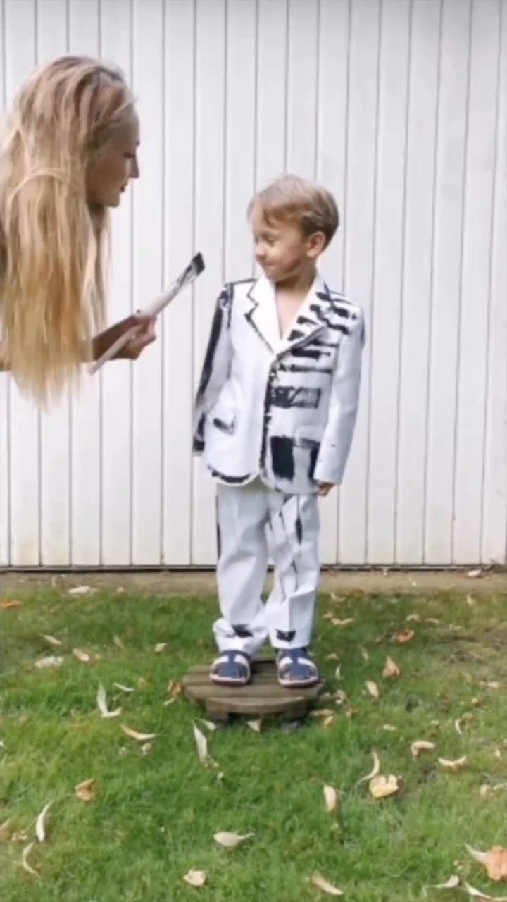 Sinon je propose un tout autre genre de customisation !
Des volontaires ? 👋
#Family #AudreyCusey #DreyStripes #Stripes #Custom #ArtWork #Drawing #Paris #dreystripes