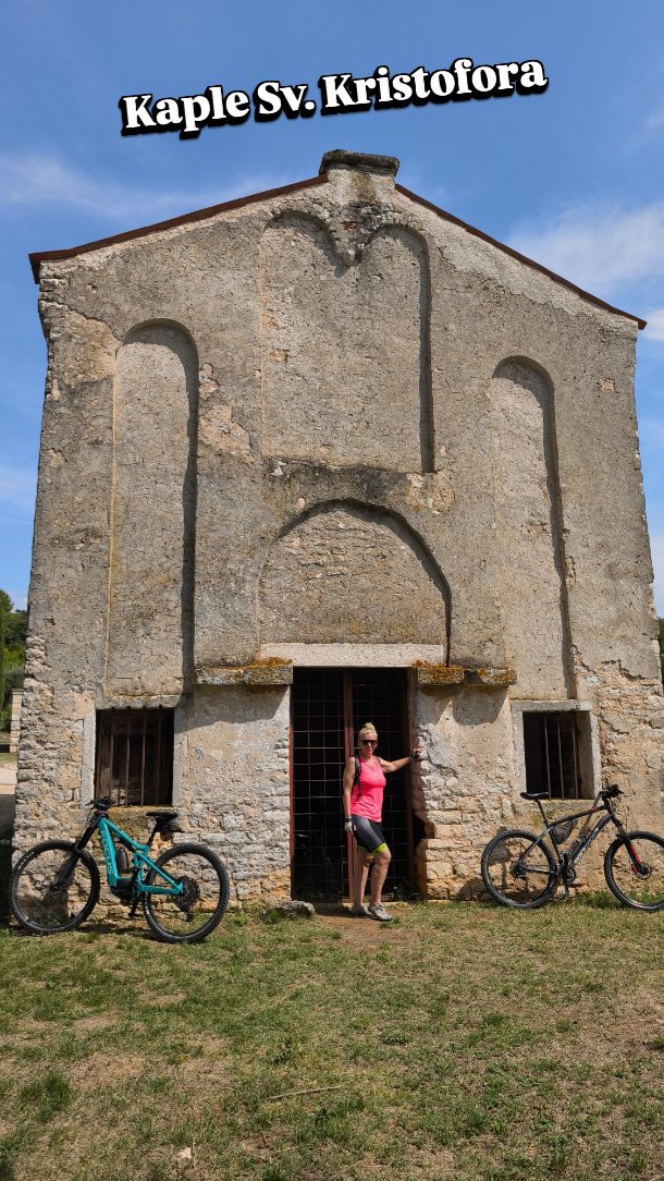 Druhého srpna jsme si dali cyklorande jen ve dvou. Po příjezdu do Chorvatska bylo totiž mírně pod mrakem, občas i zapršelo a teploty se držely cca kolem 25°C... A protože na nás v kempu čekali naši kamarádi z loňska a pohlídali nám ochotně na pár hodin děti, udělali jsme si cyklovýlet po stezce kolem starých románských kostelíčků jen ve dvou...
S z Rovinje vám hodíme do dalších reelů, protože tyhle cyklostezka Urozené dívky stojí vážně za to sama o sobě... 🚴🚲⛪
#vimteamcz #visitrovinj #visitcroatia #croatia #cyklistika #cyklovylet #cyklotrasy #biking