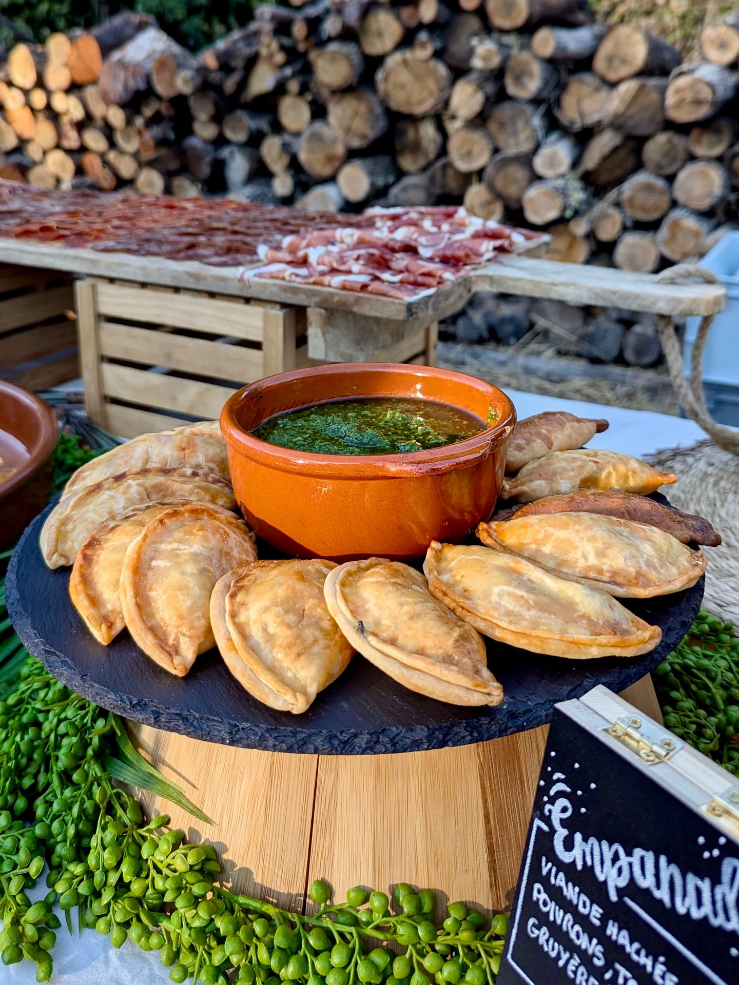 ✨ Mariage d’hier : une explosion de saveurs ✨
Hier, nous avons eu le plaisir d’accompagner un magnifique mariage avec un buffet gourmand et coloré :
🥟 Empanadas
🥒 Verrines
🐟 Accras de poisson
🧀 Croquetas
Et pour le plat… :
🔥 Fideuà aux légumes et chorizo, préparée en direct sous les yeux des invités. Un plat qui sent bon la convivialité et le soleil !
Un grand merci aux mariés pour leur confiance ❤️
📍Prestation traiteur – Mariage – Montpellier
#traiteurevenementiel #cuisinespagnole #mariagemontpellier #fideua #buffet #tapas #croquetas #empanadas #cateringlove #weddingfood