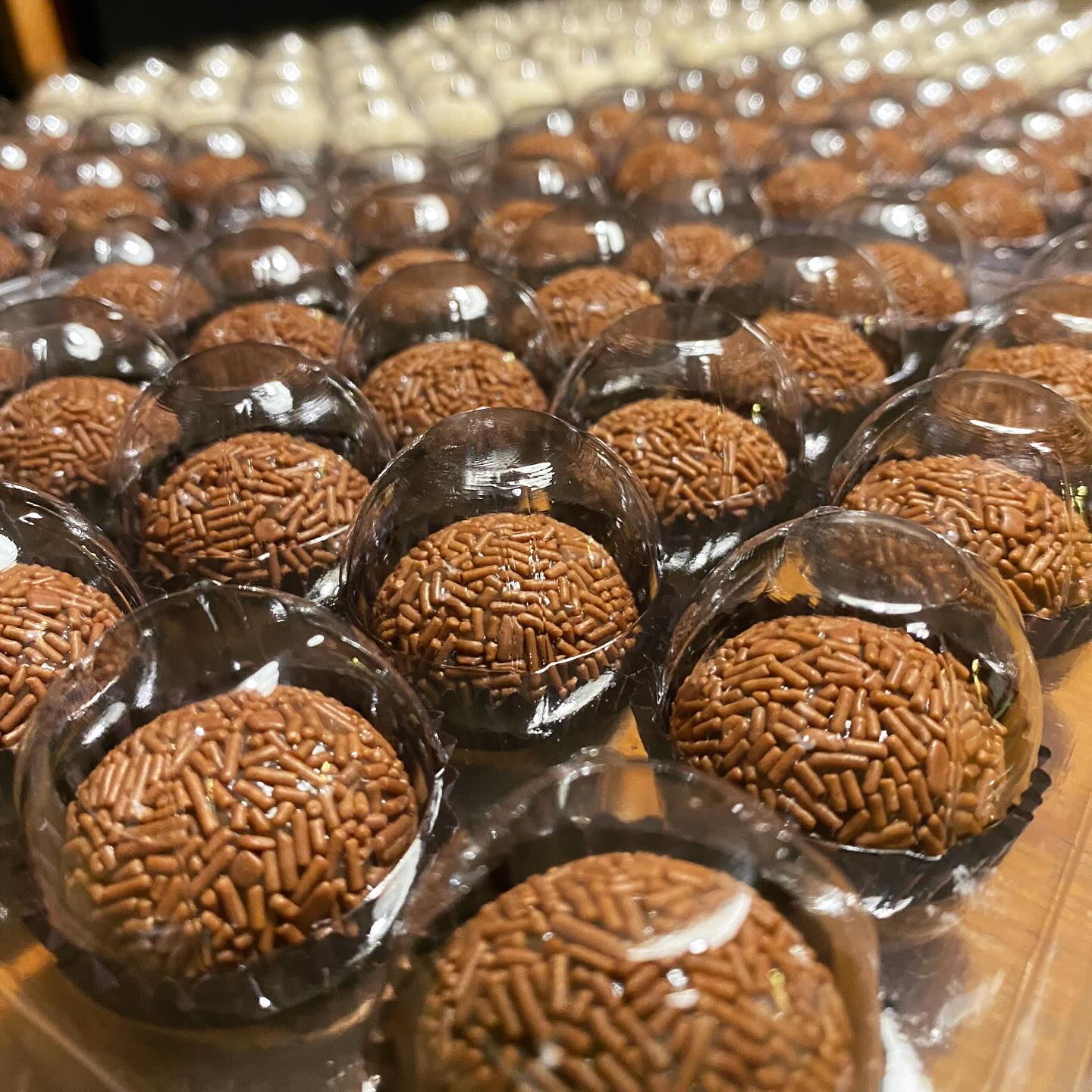 ✨ Nothing says ‘birthday party’ quite like the classic tradition of kids sneaking brigadeiros from the cake table before the candles are even blown out 🎂🍫💫 I’m so happy we get to bring this little piece of Brazilian sweetness to birthdays here in Finland too! 🥳❤️
This week, a see of brigs made their way to the birthday table of a lovely little princess! 🥰 how many brigs you think it’s in the pic? Tell me@in the comments! 😁
.
.
.
.
.
#ilogourmet #rakastanbrigadeiroa #brigadeiro #brigadeirodefesta
