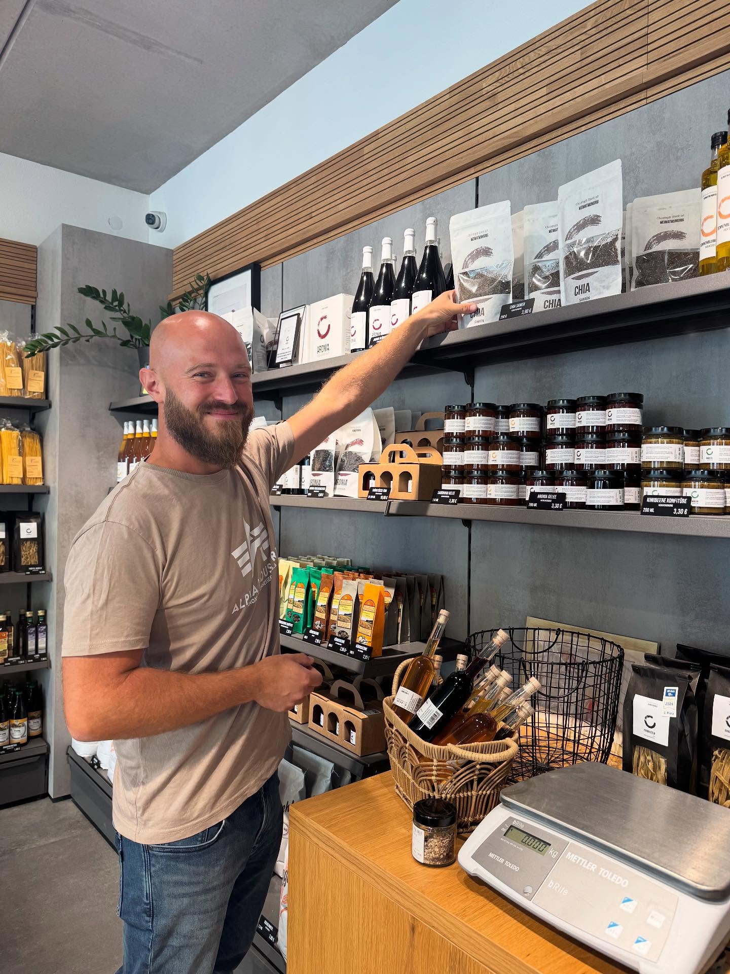 Unser Chia - Samen 🌱
Chia Samen sind reich an Ballaststoffen, Protein und einen wahre Omega-3 Quelle!
Mit viel Liebe gelangt der Samen vom Feld bis ins Regal.
Besucht uns gerne während den Hofladen Öffnungszeiten (Do- Sa 9:00-19:00) und sichert euch eine Packung von HEIMATHUNGRIG oder bestellt ganz einfach online über unsere Homepage!
#chiasamen #chia #eigenanbau #hofladen #landwirtschaft #healthfood #omega3 #superfood #farmtotable#ausderheimat#regional