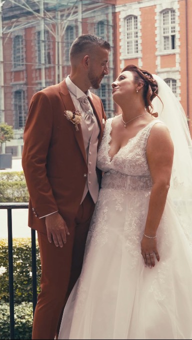 Le jour de la livraison de leur film, Manon et Mathieu se sont installés en famille pour revivre leur mariage 💒
Manon oscillait entre rires et larmes, incapable de cacher ses émotions.
Mathieu quant à lui, a laissé tomber le masque.
À travers leur regard, j’ai retrouvé ce que j’aime dans ce métier : la preuve que mon travail n’est pas qu’un film, mais une expérience à ressentir encore et encore, même après le grand jour 📹
La semaine prochaine, vous pourrez découvrir leurs vœux 😍
#bridetobe #mariage #wedding #weddingday #weddingdress