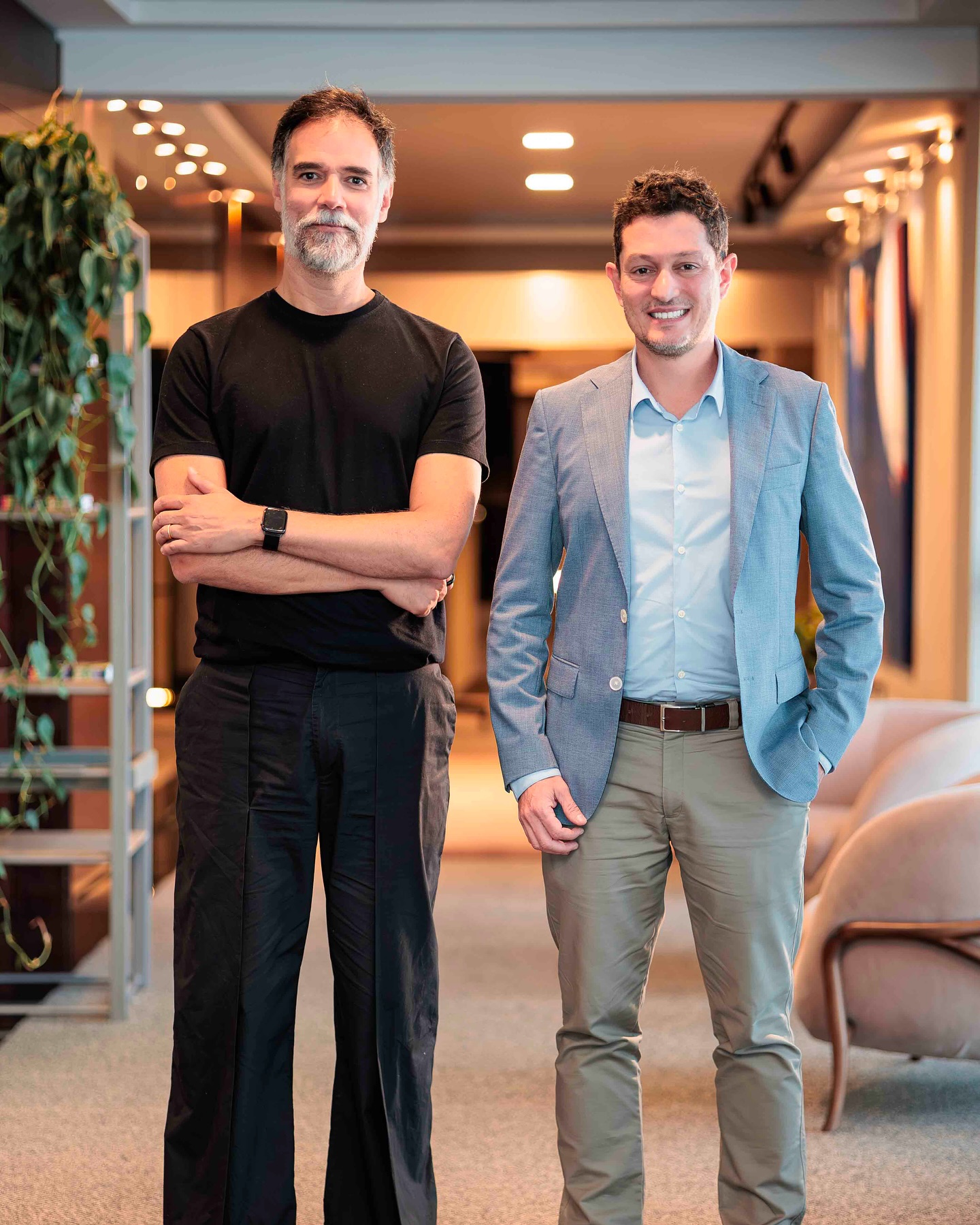 ✨ O segundo dia da DW! Tour Balneário Camboriú foi repleto de conteúdo e boas experiências no Casahall!
O dia começou na SCA com Carolina Morais e seguiu com o DW! Talks 03 – Territórios Conectados. Depois, a Spengler Decor recebeu os convidados com café, lançamentos da Duette e a exposição de @eleutherionetto
A Organne trouxe o talk “Presença, Poesia e Pertencimento” e inaugurou a nova ambientação do jardim, assinada pelo Granatti Studio. Já a Lamplight apresentou inspirações em Copenhague, e a MK Som & Imagem fechou o dia falando sobre automação e inteligência artificial.
Ainda tivemos a collab SMEG x Dolce & Gabbana e o workshop de cannoli do Duladu, restaurante de Balneário que trouxe um pop-up especial para o Casahall durante a DW.
Um giro intenso que uniu design, arte e inovação! 🚀