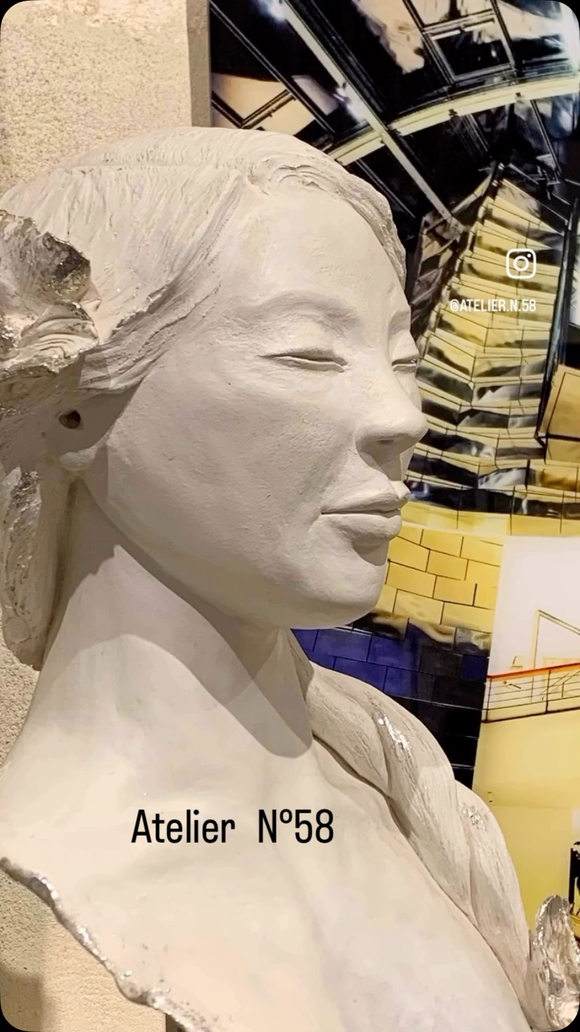 Soirée très animée hier à l’𝗔𝘁𝗲𝗹𝗶𝗲𝗿 𝗡°𝟱𝟴 pour l’inauguration de l’exposition
𝗔𝗴𝗻è𝘀 𝗗𝗘𝗟𝗘𝗧𝗧𝗥𝗘 𝙨𝙘𝙪𝙡𝙥𝙩𝙚𝙪𝙧 𝙨𝙪𝙧 𝙩𝙚𝙧𝙧𝙚 🤩
Il aurait fallu pousser les murs pour que tout le monde puisse découvrir en détail la collection de totems de grès et de faïence inscrits dans une exposition globale où ils entrent en résonance avec les œuvres murales de l’Atelier N°58 : tableaux de @j.grimo et créations photographiques de @kd_photographies dans une dynamique à la fois audacieuse et harmonieuse…
Exposition Agnès DELETTRE jusqu’au 20 septembre 2025
Tous les jours 10h-12h et 17h-20h sauf dimanches et lundis
#artexhibition #contemporaryart #contemporaryartgallery #regionsud #maussane_les_alpilles #atelier_n58 #jgrimo #femmeartistepeintre