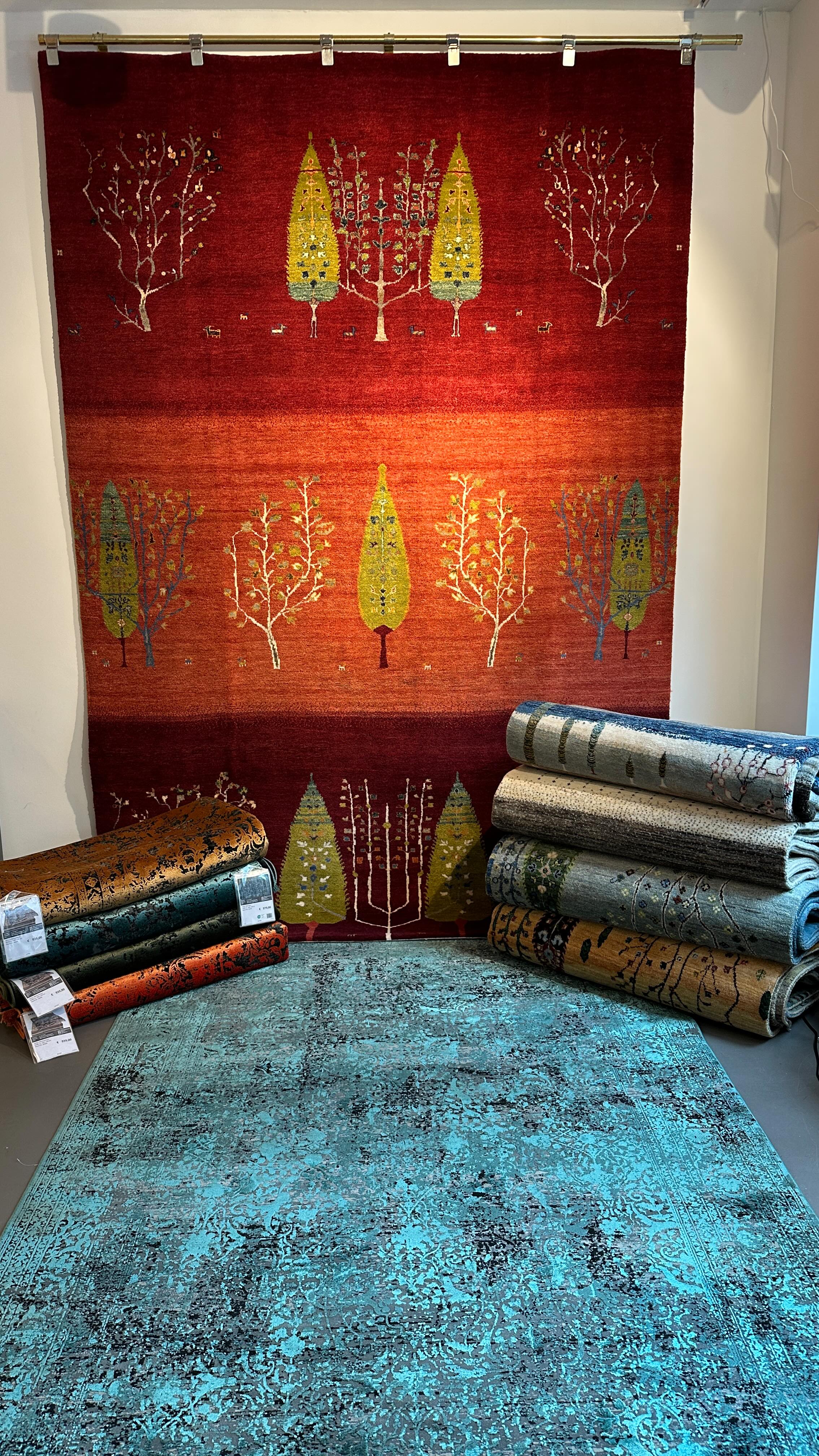 ✨ Besuchen Sie uns jetzt bei Wohnen & Schlafen in Düsseldorf! ✨
Bahnstraße 16 - 40212 Düsseldorf
Entdecken Sie eine exklusive Auswahl an Designerteppichen in stilvollem Ambiente.
Das Besondere: Die ausgefallenen Farben und Muster unserer Teppiche treffen hier auf wahre Stilikonen der Möbelbranche – und eröffnen inspirierende Kombinationen für Ihr Zuhause.
Kommen Sie vorbei und lassen Sie sich inspirieren, wie Teppiche und Möbel in perfekter Harmonie wirken können.
📍 Teppiche Hosseini bei Wohnen & Schlafen, Düsseldorf
#Designerteppiche #Wohnideen #Düsseldorf #InteriorDesign #wohnen #teppich #Designermöbel #einrichtung