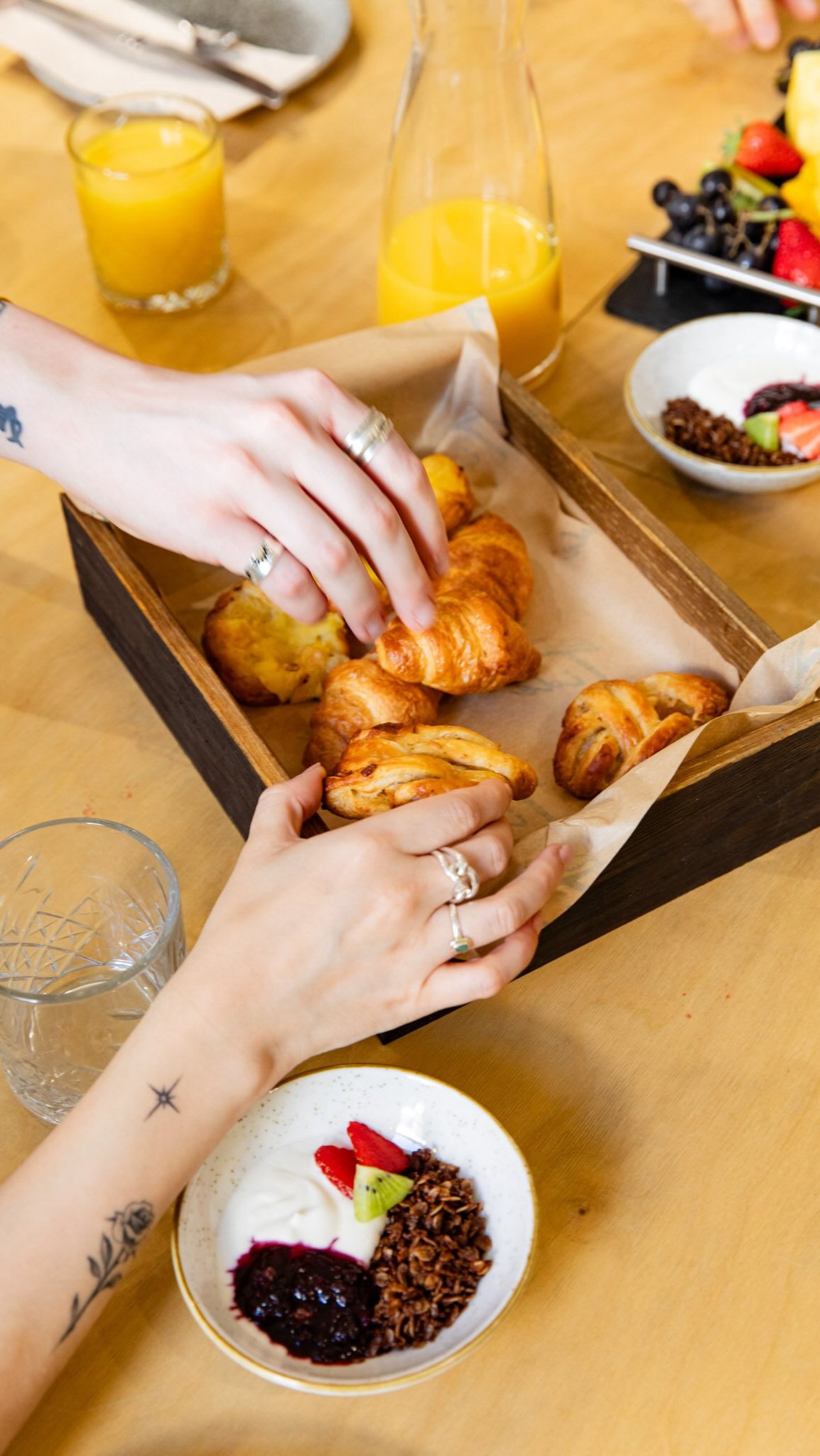 If you’ve been a longstanding member of Projects, you’ll know that on Tuesdays, Ship Street is the place to be.
Breakfast at Ship Street has seen many iterations over the years, but has stayed one of our most popular events and for good reason. It’s the perfect opportunity to meet new members as well as touch base with old faces, so we always recommend our members stop by.
For last week’s extra special Breakfast we had Wilf from @redroastercoffee come in to make our members their coffee of choice, included in the breakfast!