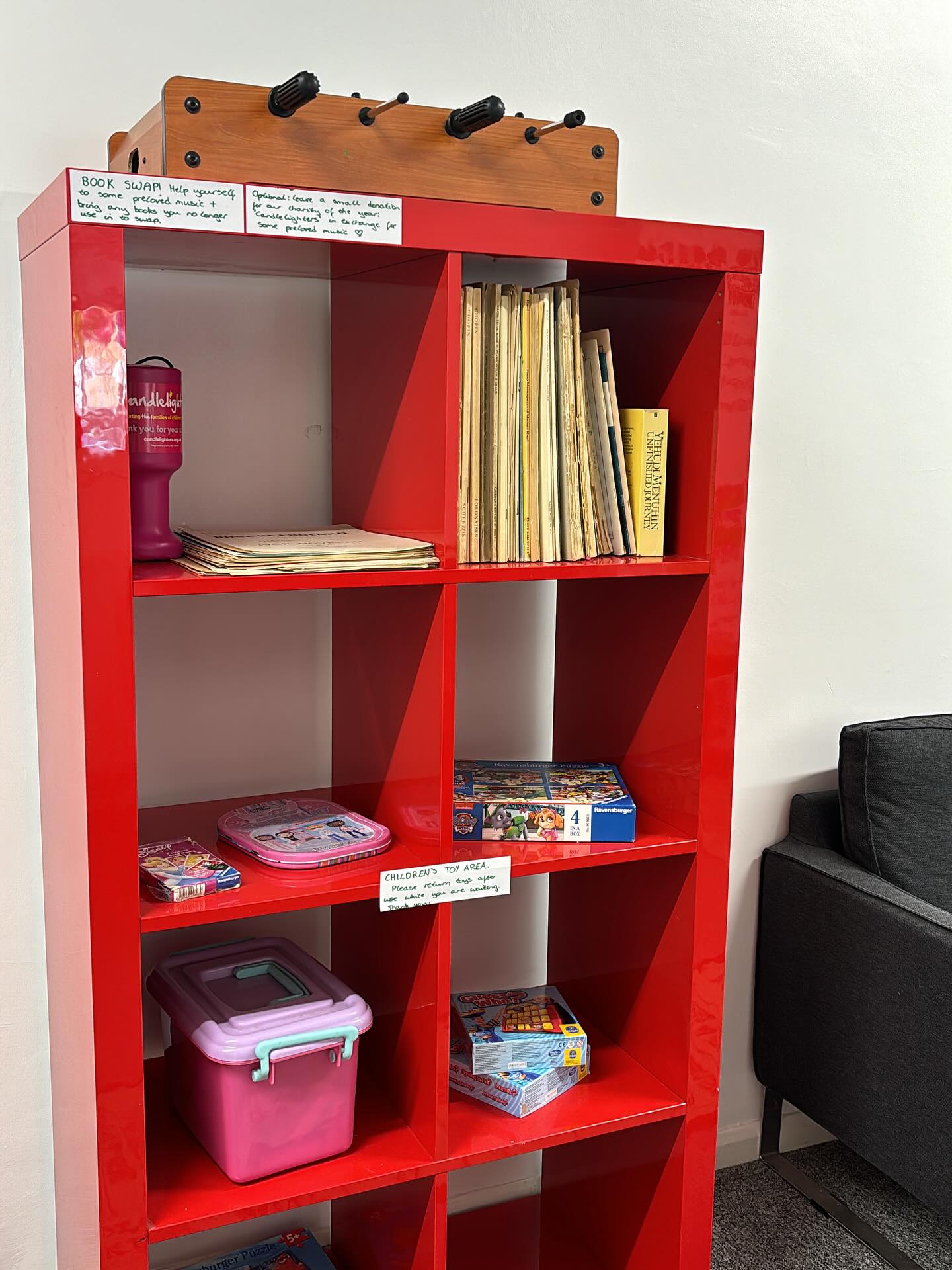 Introducing our new edition…our book swap shelf! 📚🎶
As well as a toy section for when siblings are waiting around to keep them entertained & give you one less thing to think about packing when you come to see us 😊 Please place toys back on the shelf before you leave.
Our book shelf is currently mainly consisting of classical sheet music (Bach, Chopin etc) so feel free to bring along any preloved music you no longer use. It can be for any instrument. Or even any books!
We hope you love it as much as we do & enjoy the opportunity to try some new music ❤️