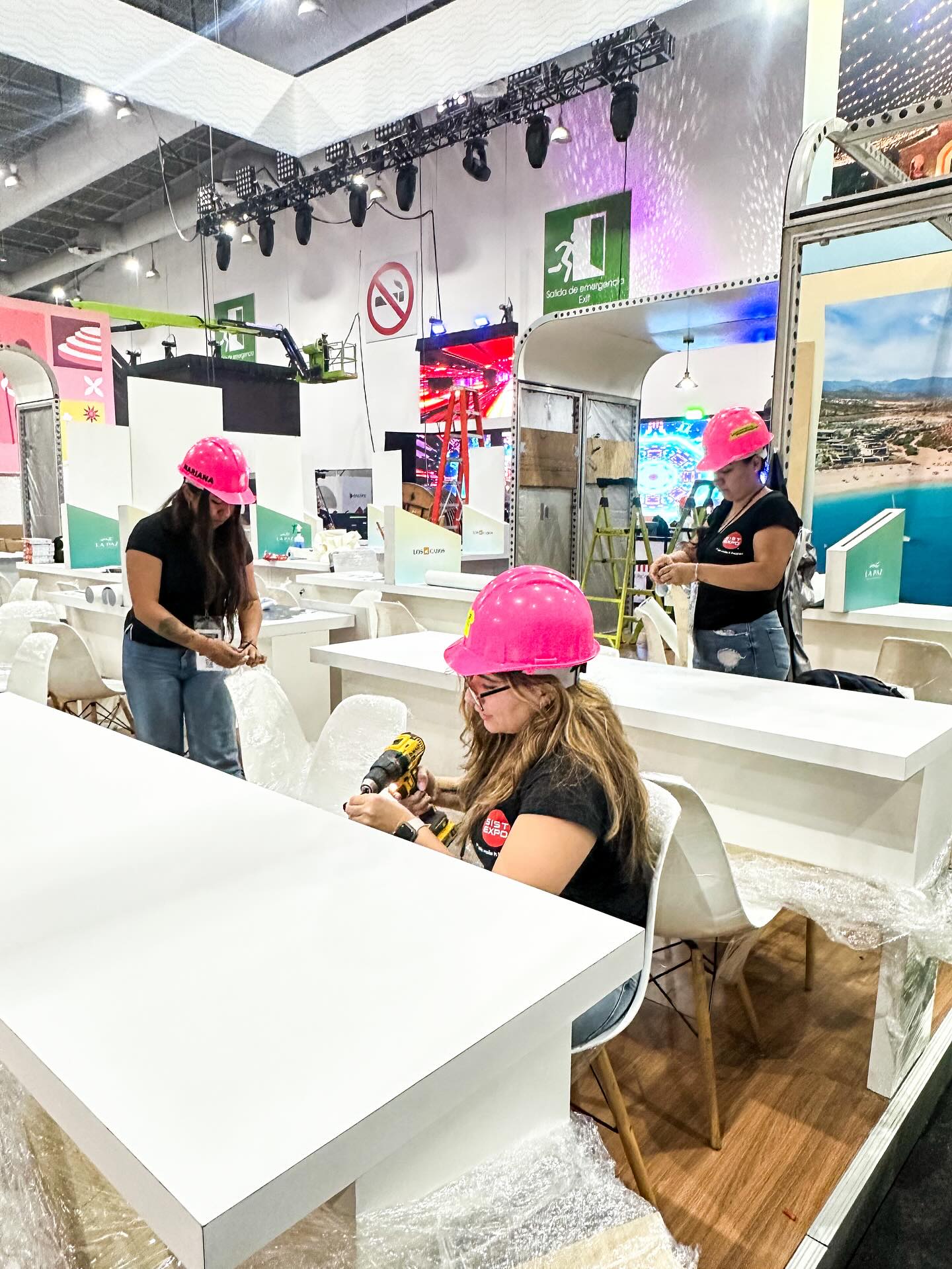 👷♀️Women can. Women do.
In the trade show industry, strength isn’t only about lifting structures, it’s about courage, intelligence, and determination.
At SISTEXPO, we are proud to have strong, talented, and fearless women on our team, showing every day that yes, we can build too. 💪👷🏻♀️💕
Because talent has no gender, and when women lead with passion, the whole industry shines brighter.
#SISTEXPO #WomenWhoBuild #WeMakeItHappen #GirlPower #TradeshowLife #WomenInTradeShows