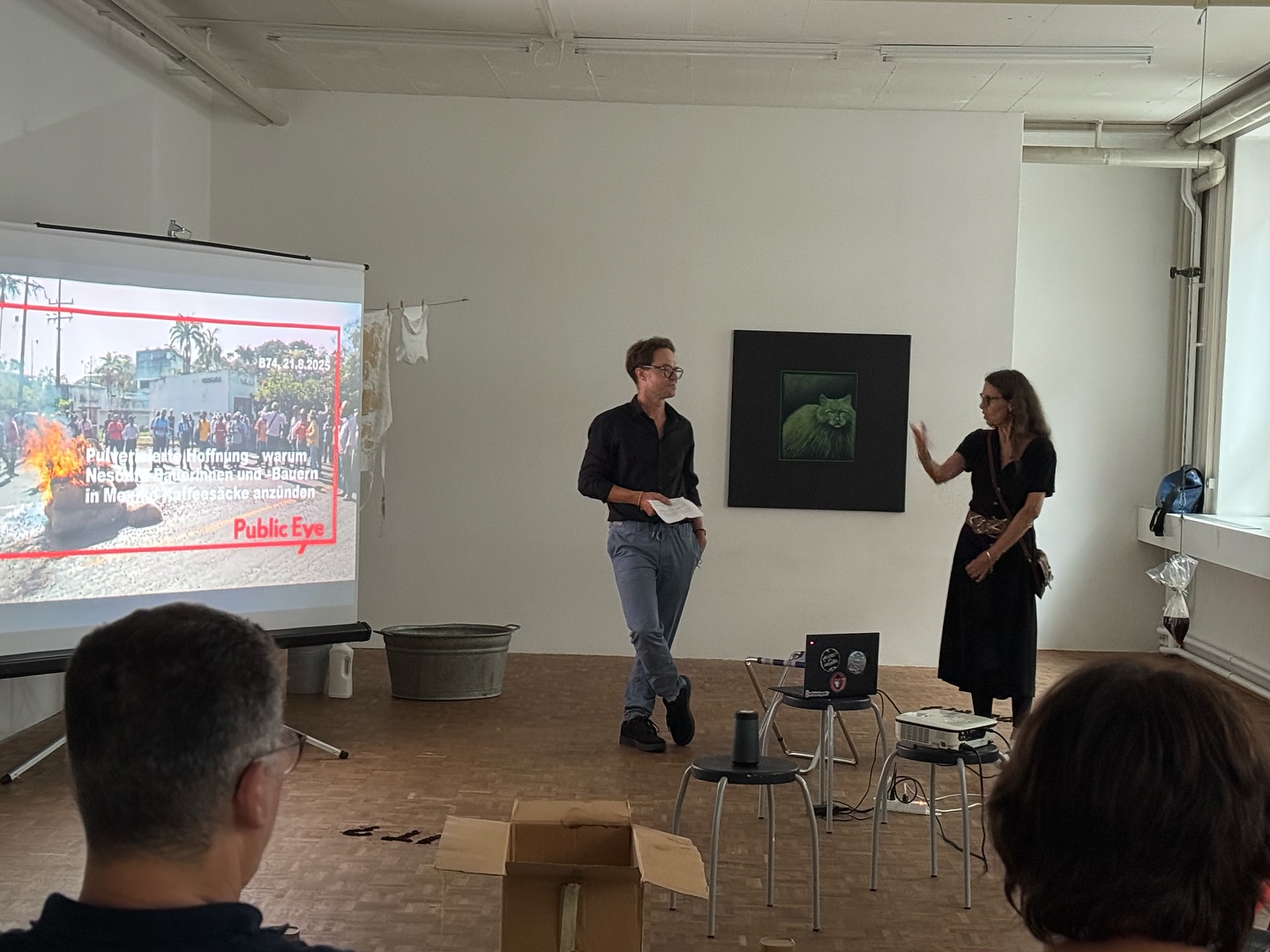 „Pulverisierte Hoffnung: Warum Kaffeebauern in Chiapas auf der Strasse Nescafé-Säcke anzündeten„
Vortrag/Podium von: Florian Blumer, Rechercheur und Reporter bei Public Eye
21.08.2025 - 18:30 Die Vernissage ist vorbei, das Geheimnis um die Schachtel 74 aus dem Nachlass des St.Galler Künstlers Hermann Reinfrank gelüftet: sie beherbergt akribisch eingeordnet leere Nescafégläser. Schachtel 74 ist nicht nur Inspirationsquelle für eine aktuelle Gruppenausstellung des Teams B74 Raum für Kunst Luzern, sondern führt auch zur Auseinandersetzung mit globalen Ungerechtigkeiten: Florian Blumer, Rechercheur und Reporter bei Public Eye berichtet. https://vimeo.com/1083986342