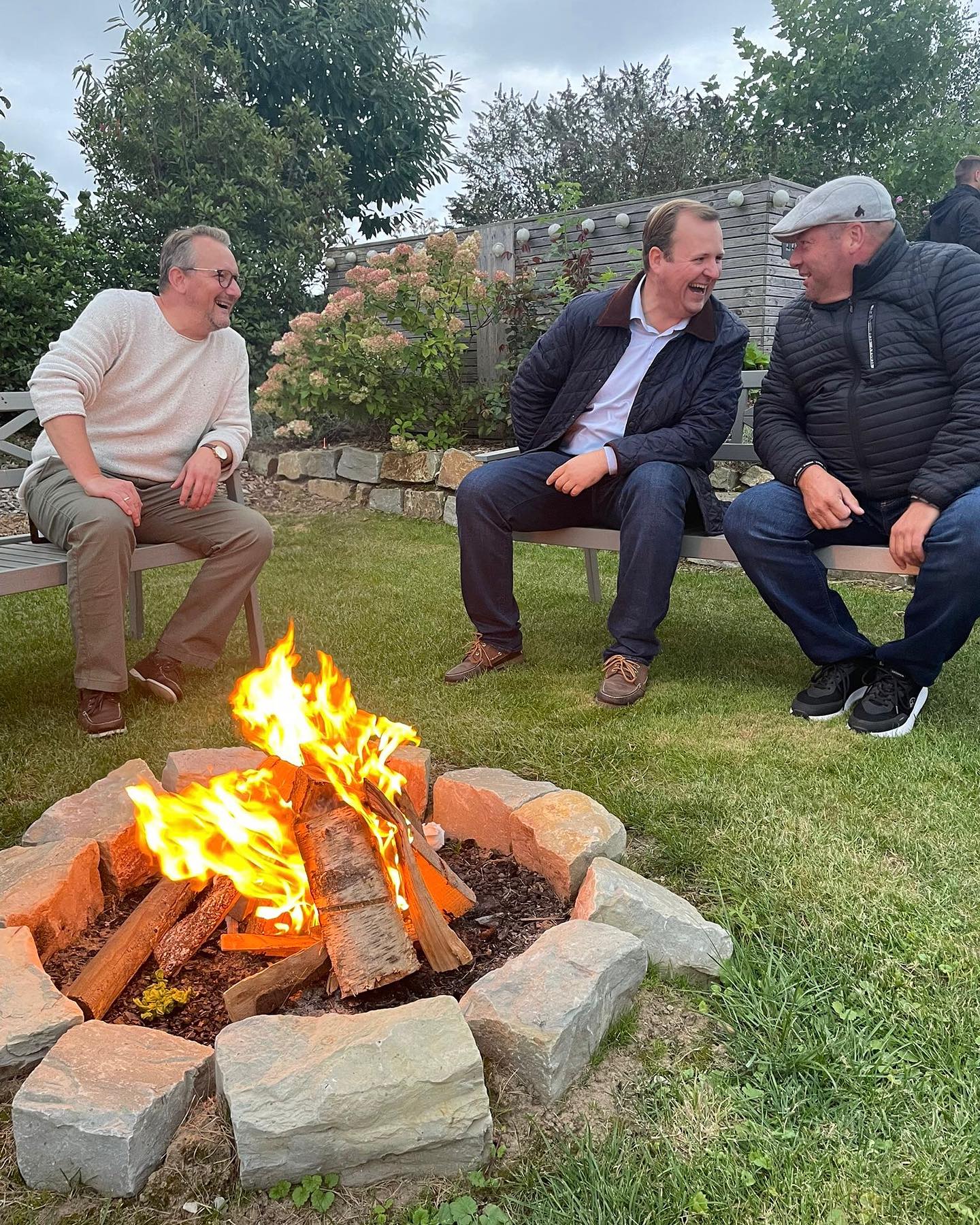 Nachbarschaftstreffen „Im Windfeld“
Zum gestrigen Nachbarschaftstreffen hatten unser Ratskandidat @pfaffroger und seine Frau @ntl_pfff nach Wehrendorf eingeladen. 👋🏻
Aus der ganzen Nachbarschaft folgten Jung und Alt der Einladung und wir konnten gemeinsam wunderbare Stunden verbringen. 🤩
Ob Stockbrot für die Kinder, oder Bratwurst und frisch gebackene Abreißbrötchen für die Erwachsenen - es war an alles gedacht. 👏🏻
🔥 Bis spät in den Abend standen wir am Lagerfeuer und haben uns über allerlei Themen, die bewegen unterhalten. Und genau das ist was Nachbarschaft und Zusammenhalt in unserer Stadt ausmacht: Freundschaft, Loyalität zueinander und Verbundenheit.
Wir konnten Klartext sprechen, für Transparenz bei unklaren Fragestellungen sorgen und das Miteinander genießen! Und das Beste: Sogar die (Haus-)Tiere waren dabei: ob Dackel oder Pferd, auf dem Dorf ist jeder willkommen 🤗
#nachbarschaftstreffen #florianfürvlotho #zeitmitfreunden #dorfleben #miteinander #füreinanderdasein #vlothokannmehr #vlotho #austausch #dialog #transparenz
