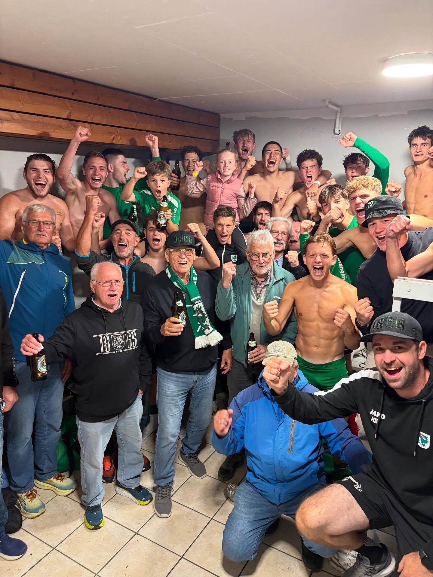 Wahnsinn! 5:2 gegen @vfb_hallbergmoos ⚽️⚽️⚽️⚽️⚽️
Poschinger wurde abgerissen und die 3. Halbzeit wird noch geiler! 🔥🐉💚
#stolz #party #fussball #sieg #heimspiel #murnau #edid #drachen #fy #explore #3punkte