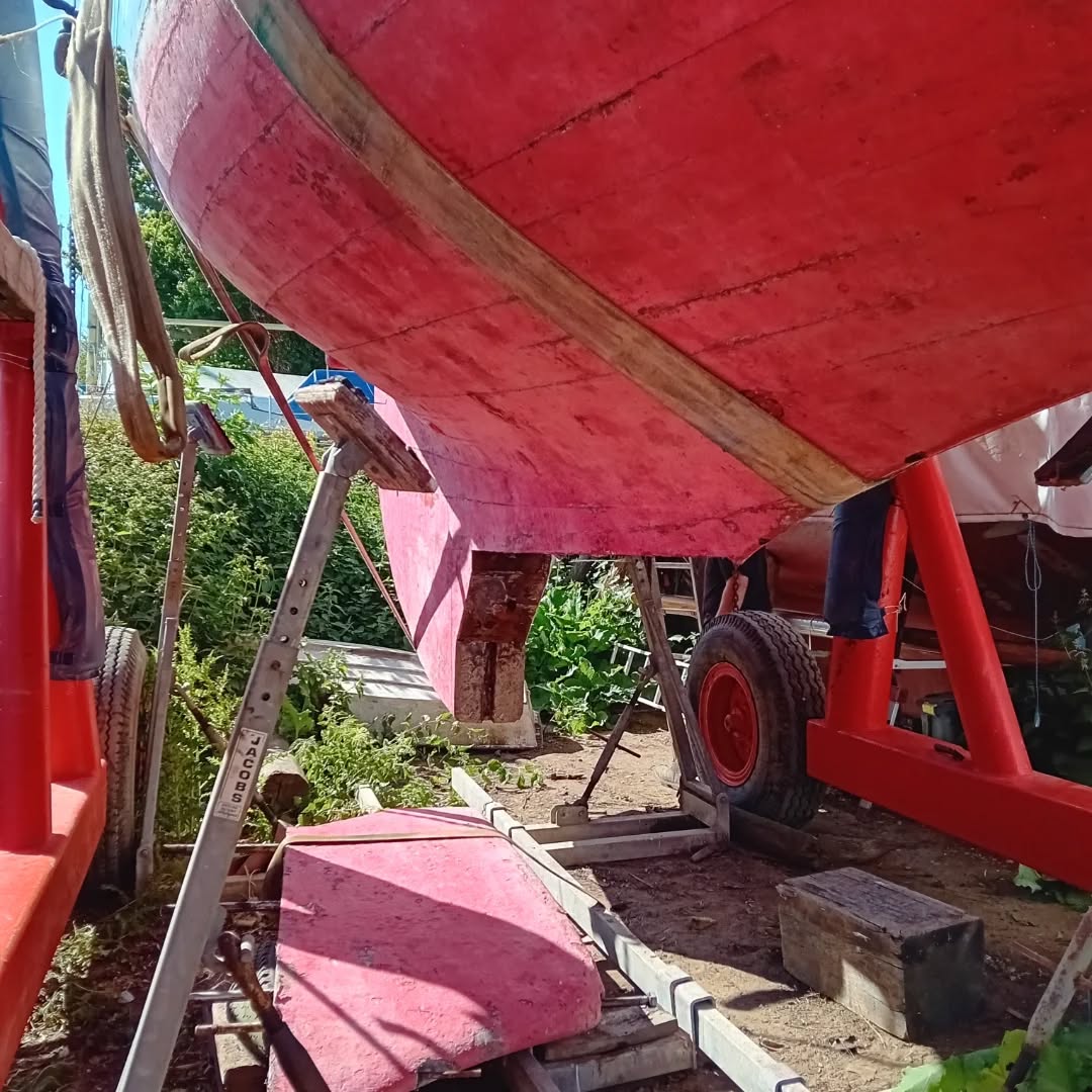 Keel now back on having checked the keelbolts, cleaned, welded and re-threaded where needed. New 316 stainless steel floors, new oak mast step, painted bilges, and new sapele cabin sole boards. We are now grit blasting the hull under the water, sanding back, epoxy coating, and fitting new splines.
