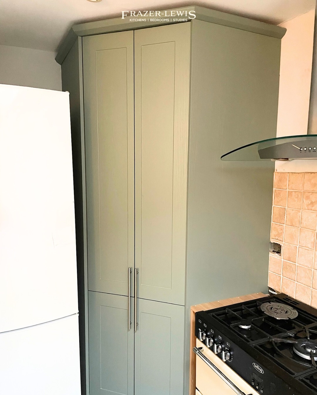 Only have a small corner left for pantry space? 🤷♀️
Frazer-Lewis got you! 😉
If you need help with bespoke fittings, feel free to contact us today! 📞
#SpaceEfficientKitchens
#PantrySpace
#KitchenDesignIdeas
#SmallKitchen
#EssexHomes
#spacesavingideasforkitchen