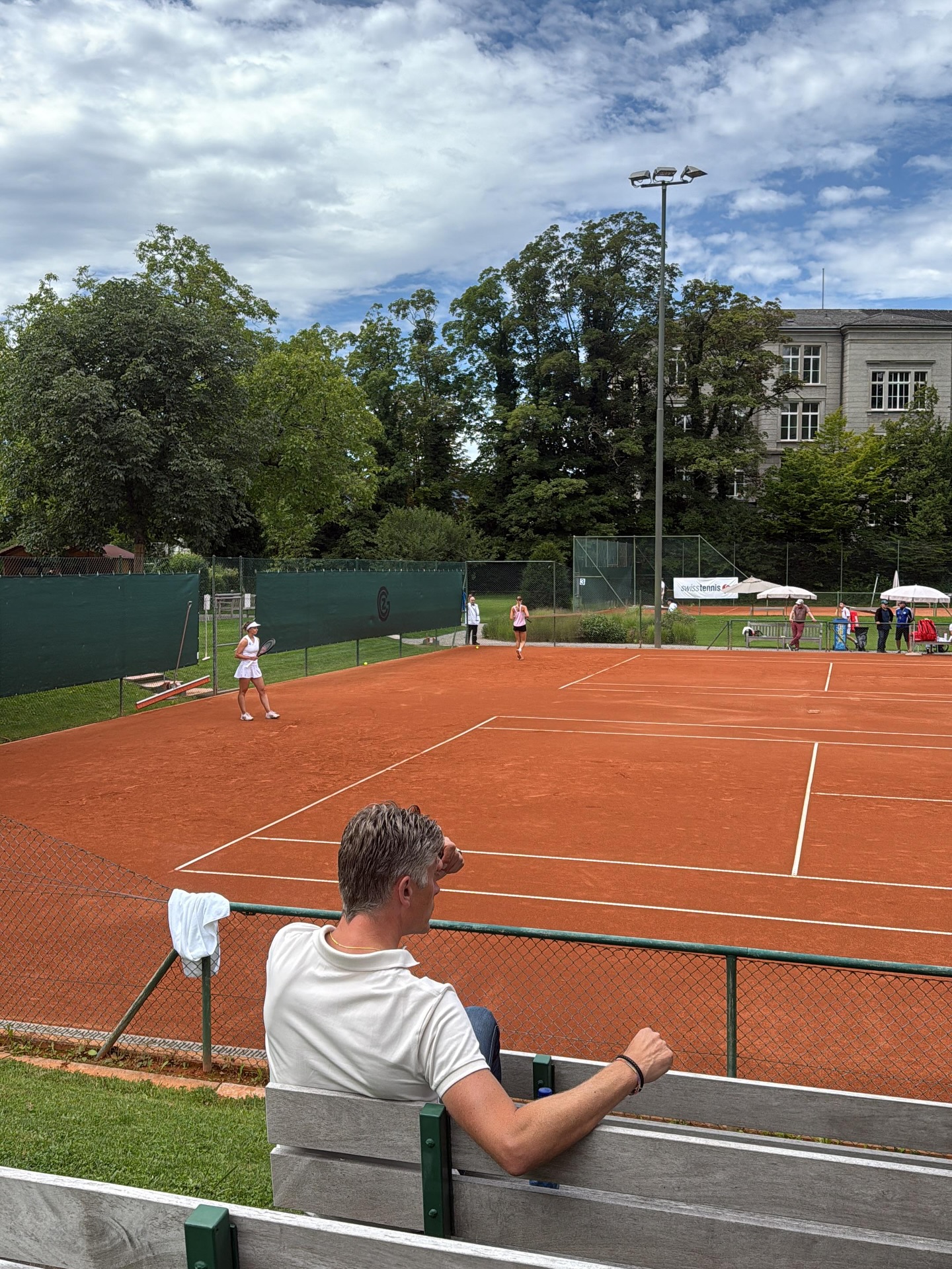 Our athlete @jenny.duerst showed great fight and team spirit at the Nationalliga A Interclub with Grasshopper Club Zürich! Together with her teammates, she helped lead the team to the semifinals through intense singles and doubles matches.
It’s the strength and unity of the whole team that makes success possible. 💙🤍
@ylenainalbon @kathinkadeichmann @valentinaryser noeliamanta @stefanievoegele
Check out the full story of how the week went in our latest blog post.
#athletemanagement #grasshopperclubzürich #jesslethics #nationalligaa #semifinals #swisstennis #tennis #teamspirit