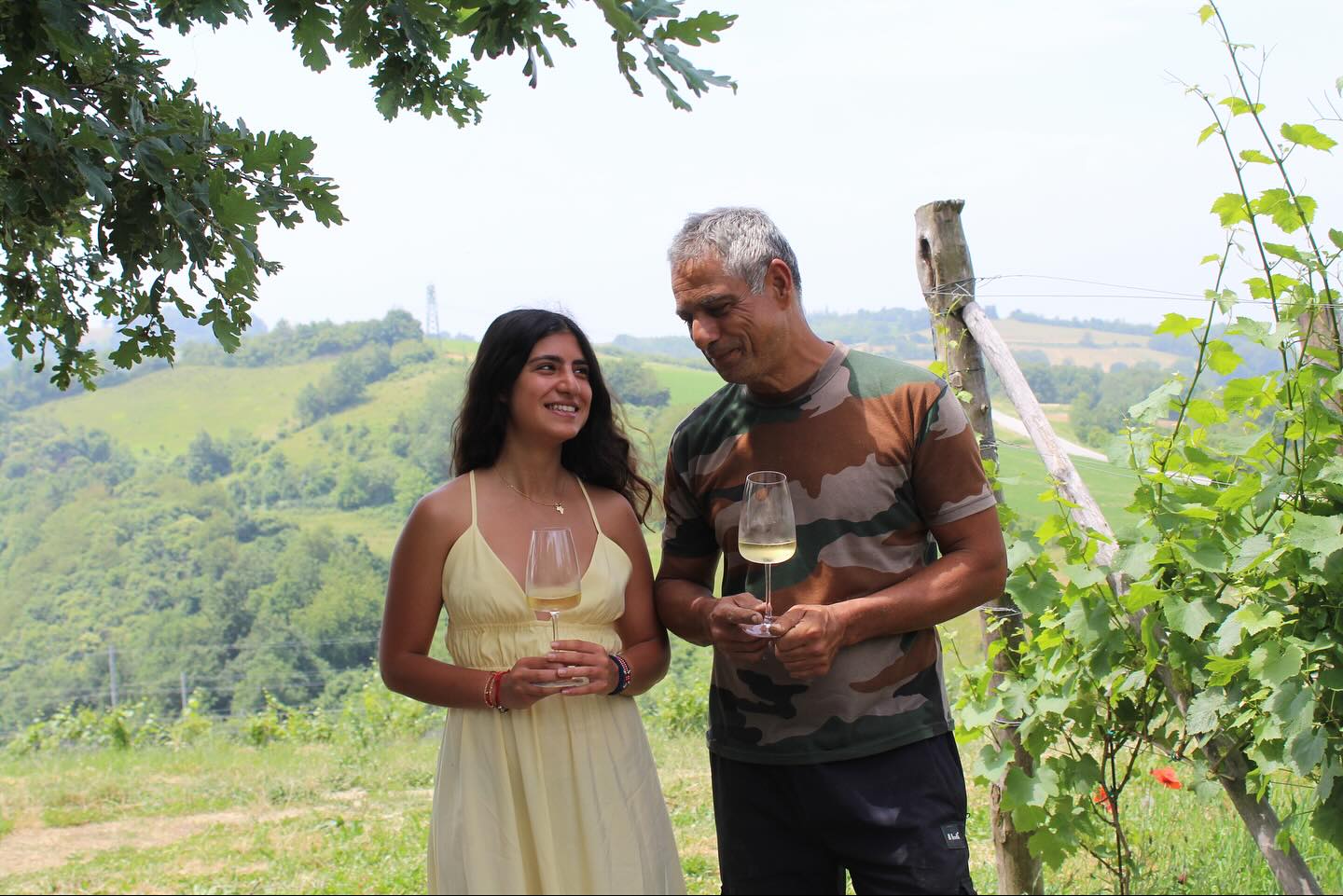 A Podere Martina il vino è il risultato di un lavoro di famiglia, fatto di cura quotidiana e rispetto per la terra. Ogni vendemmia racconta l’impegno condiviso tra generazioni e la volontà di mantenere vivo un legame autentico con i nostri vigneti. Degustare un calice qui significa entrare in contatto con questa storia, con la nostra terra e con chi la coltiva. ✨🍇
—-
At Podere Martina, wine is the result of family work, rooted in daily care and respect for the land. Each harvest tells the story of generations working together and of a commitment to preserving an authentic bond with our vineyards. Tasting a glass here means experiencing this story, our land, and the people who cultivate it. ✨🍇
#degustazionevini #langhewine #langhe #winetasting #murazzano #agritourism