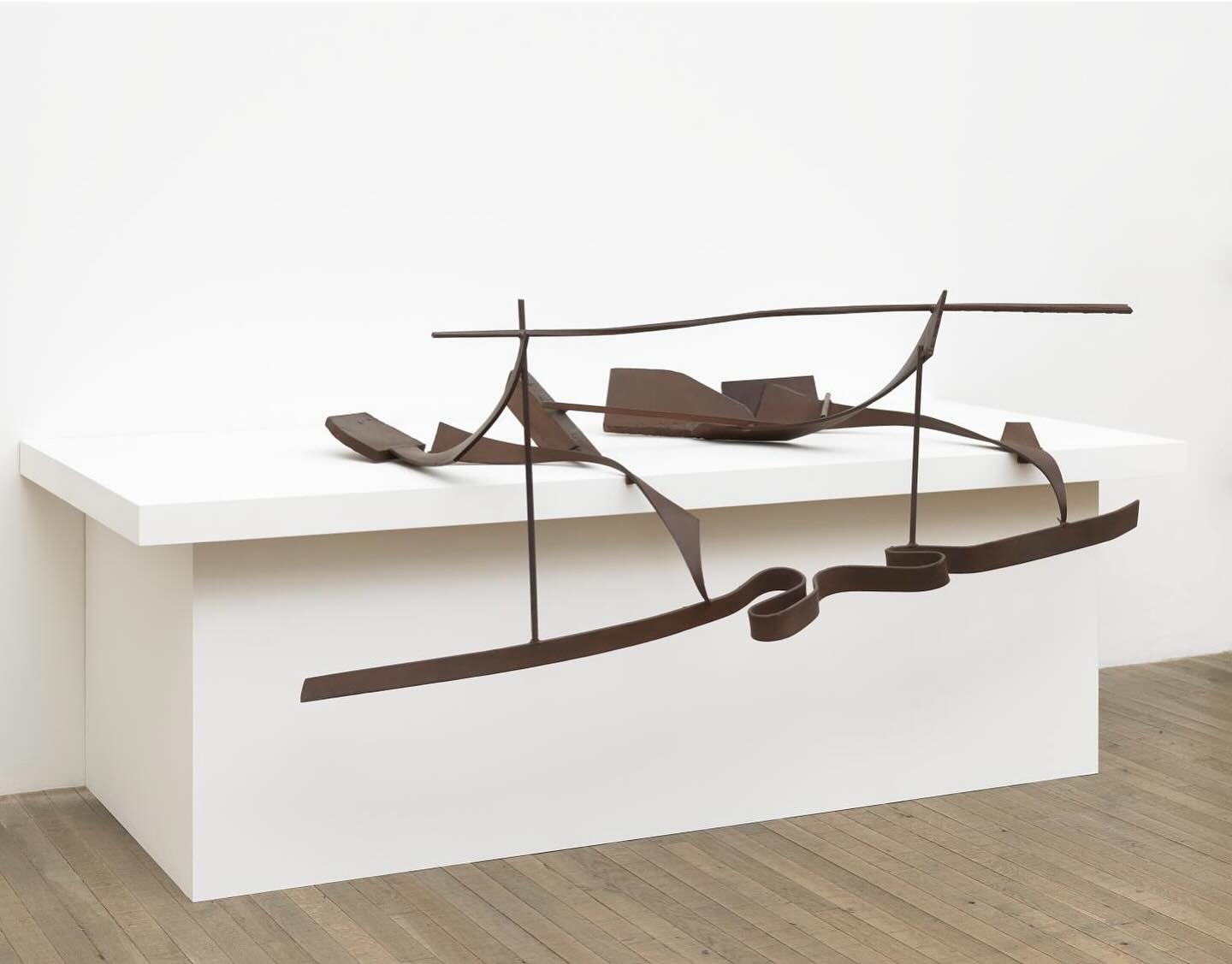 Table Piece CCLXVI is currently on free display at Tate Modern. It can be seen in the exhibition ‘In the Studio: Studio Practice’.
‘Linearity, the relationship with drawing and an impetus towards leaner, more reductive means, were the defining characteristics of Caro’s sculpture during the mid 1960s. This work, dating from some ten years later, deepens the artist’s concern with these issues.’ – Tate website
📷 Table Piece CCLXVI, 1975, Steel, rusted & varnished, 32 x 81 x 45 in. (81.3 x 206 x 114.3 cm)
#anthonycaro #caro #tablepiece #contemporaryart #TateModern #Tate #exhibition #free #studiopractice