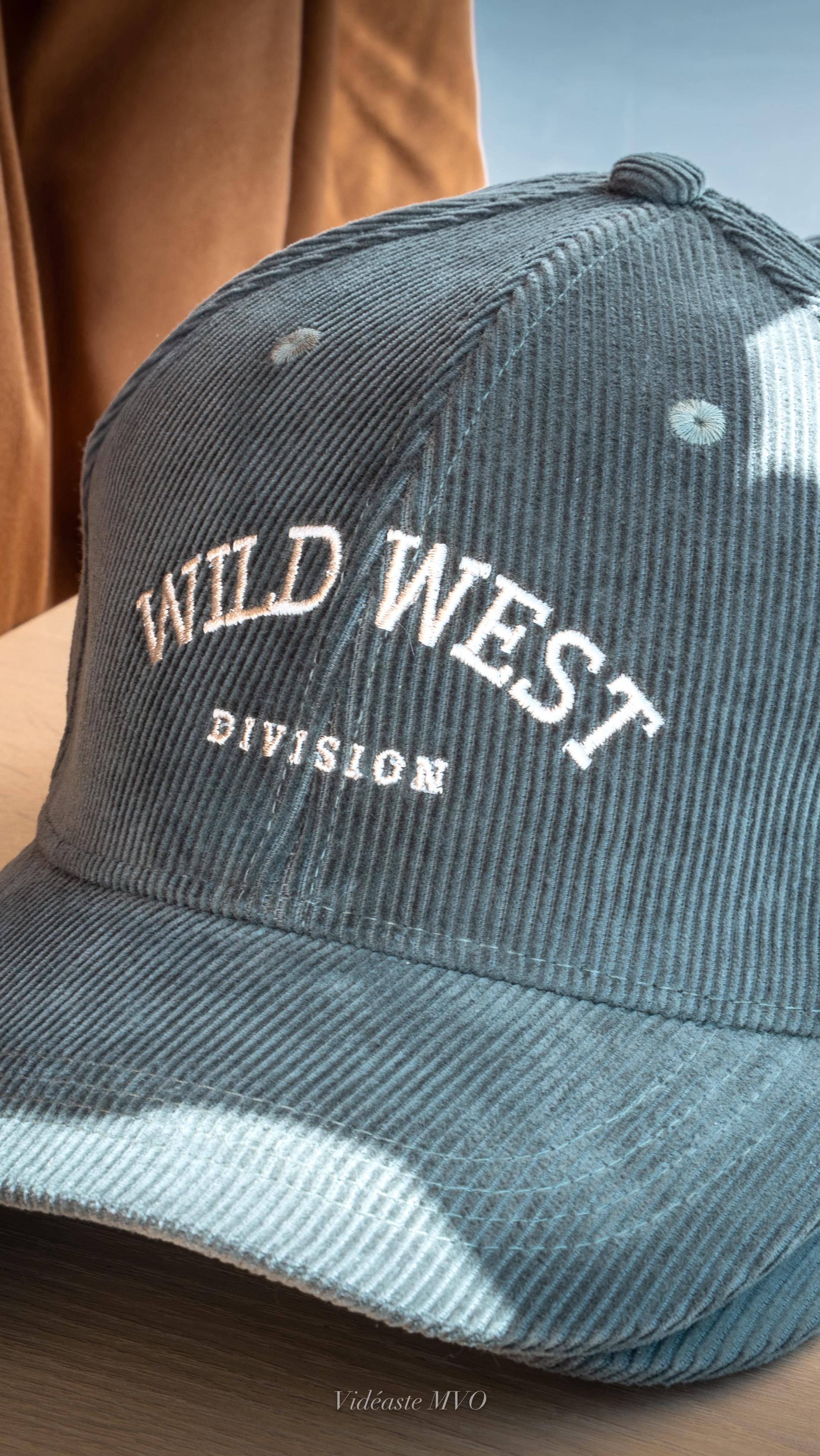 Une journée avec nous au Texas 🇺🇸
Bon, c’est pas vrai c’est en France que ça se passe au festival @equiblues où vous avez été nombreux à venir nous rendre visite et à pouvoir (re)découvrir la marque.
On espère pouvoir vous donner un petit condensé accéléré dans ce format vlog de l’ambiance western entre chevaux, rodéo et sunset ! 🌞
Dites nous si ce format vous plaît surtout, on essaiera d’en faire plus souvent 🙌
#equiblues #western #texas #westernlifestyle #evenement #event #westernrodeo #rodeo #westernstyle #vlog #rodeolife #usa