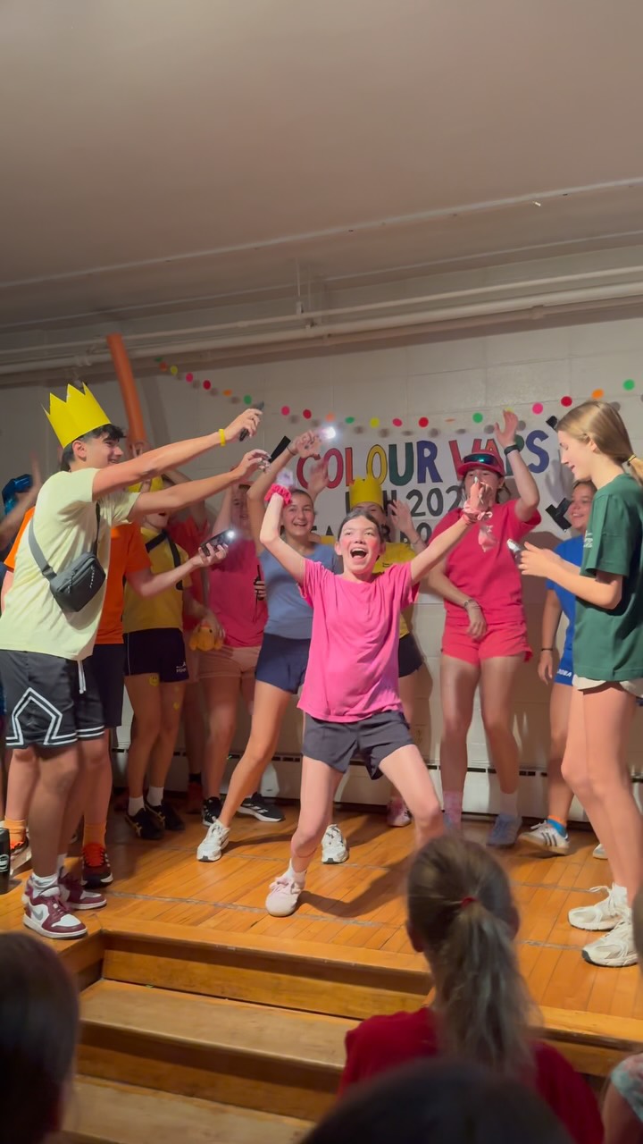 🌈 COLOUR WARS RECAP 💦
Team spirit was high, the games were on, and yes - the winning team definitely made sure the staff got soaked 😅
Between challenges, water play, and all the camp craziness in between… this was one of those camp days we won’t forget!
-
🌈 RETOUR SUR LA JOURNÉE COLOUR WARS 💦
L’esprit d’équipe, les jeux étaient en feu, et bien sûr… l’équipe gagnante n’a pas manqué sa chance de tremper le staff 😅
Avec les défis, les jeux d’eau et toute l’énergie de camp qui régnait… c’est clairement une journée de camp qui restera gravée dans nos mémoires!
-
#montreal #montrealdaycamp #campdejour #camp #kidsfitness #enfants #doseofhappy #doseofhappymtl #campdejourmontreal
#happyplace #kidshappiness #kids #fun #summer #été #colours #colourwars