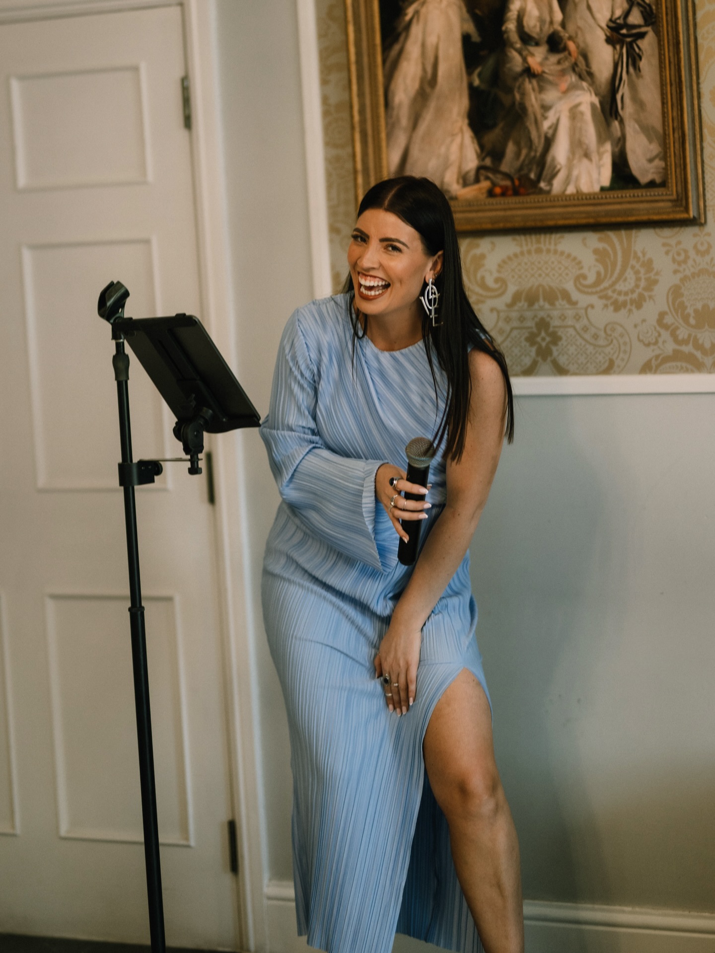 Getting caught in the moment. Big smiles & big love that I get to call this my job 🎤
Thanks for the capture @adamhudsonphoto 📸
#femalevocalist #femaleweddingsinger #weddingseason #weddinginspo #weddingentertainment