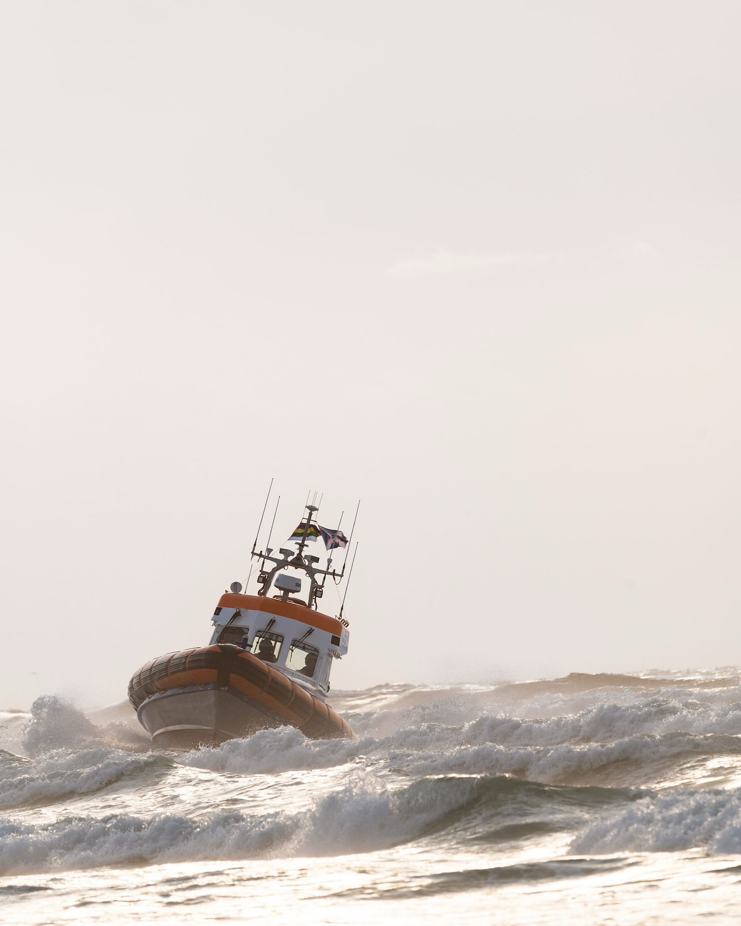Op een mooie zomeravond, met windkracht zes en flinke golven legde ik begin deze maand de redders op zee van Terschelling vast. #knrm #daniellebosschaartphotography