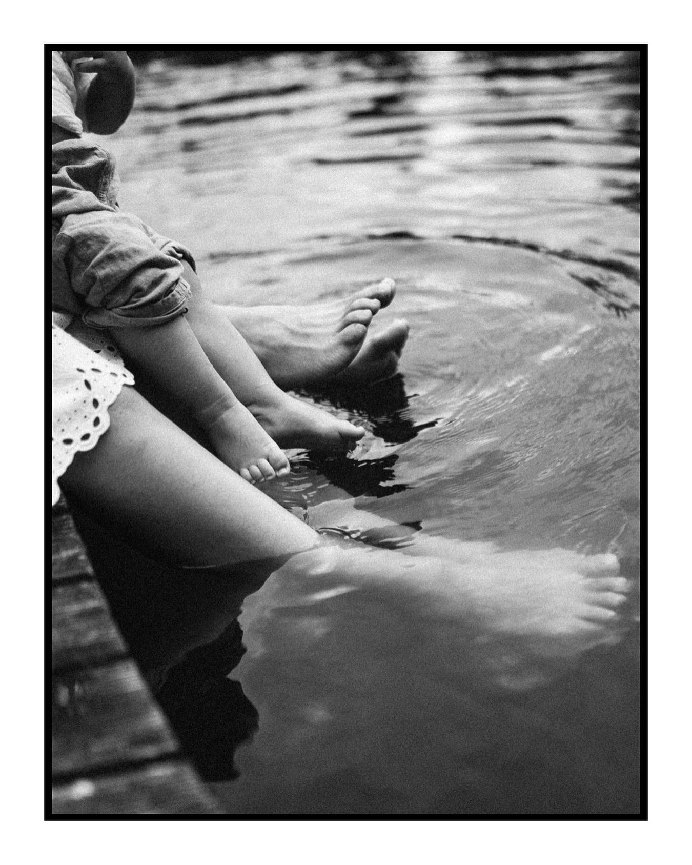 Summer memories start with bare feet in the water🌊
#familytime #summervibes #togetherness #simplejoys #waterlove #feetinthewater #familymoments#familyshooting #details #summersessions