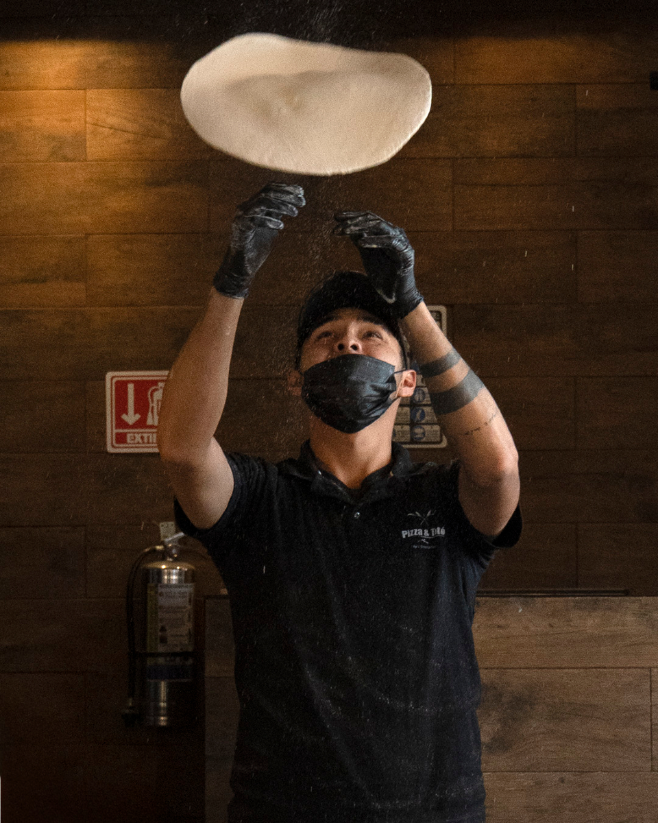 No es magia, ¡es puro talento pizzero! 🎩✨
La masa vuela, gira y se transforma… hasta convertirse en tu pizza favorita. Auténtica, deliciosa y hecha justo en el momento.
📍 Ya sea en Explanada Pachuca o Explanada Puebla, Pizza & Totó es tu punto de encuentro.
.
.
.
#Foodie #DulceTentación #SaborÚnico #HealthyPizza #PizzaSinCulpa #PizzaTime #AmantesDeLaPizza #PizzaSaludable