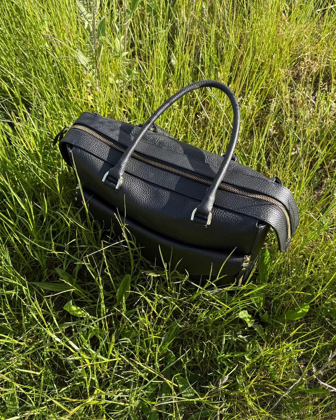 Nowa kategoria: BACK TO THE OFFICE - link w bio
A torebka? Gotowa bardziej niż Ty na poranny budzik.
Z trawy prosto na spotkanie zespołu – elegancka, konkretna i z miejscem na wszystko oprócz wymówek.
Bo kto powiedział, że powrót do biura musi być nudny?