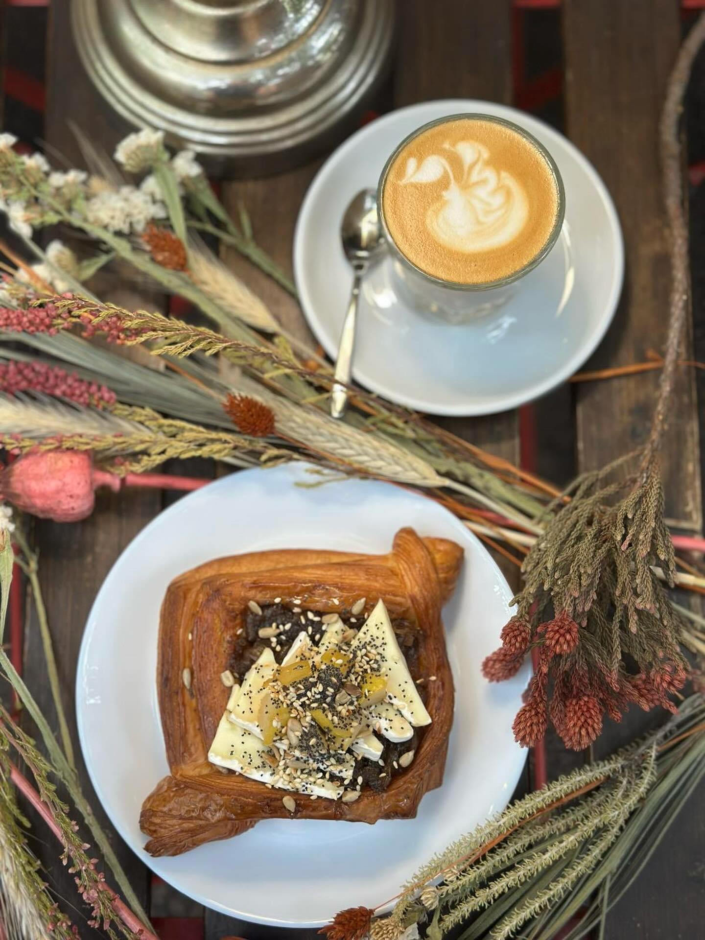 Hétvége, tehát sós danish! Ezen a héten a pultban: lilahagymalekvár, brie, narancs, magvak.
Próbáljátok ki és igyatok mellé egy finom kávét vagy egy frissen facsart narancslevet!
#emmarozs #sourdough #viennoiseries #french #bakery