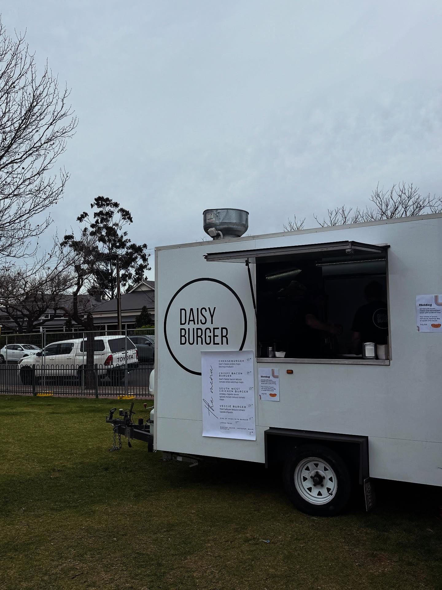 🍔🌼 Daisy Burger was serving up the goods at Unley Oval for AFLW!
Crows 🏉 v Cats 🐱 — the real winner of the day was the burger in your hands. 🙌🔥
Thanks to everyone who stopped by!
#AFLW #DaisyBurger #UnleyOval #CrowsNation #FootyFuel