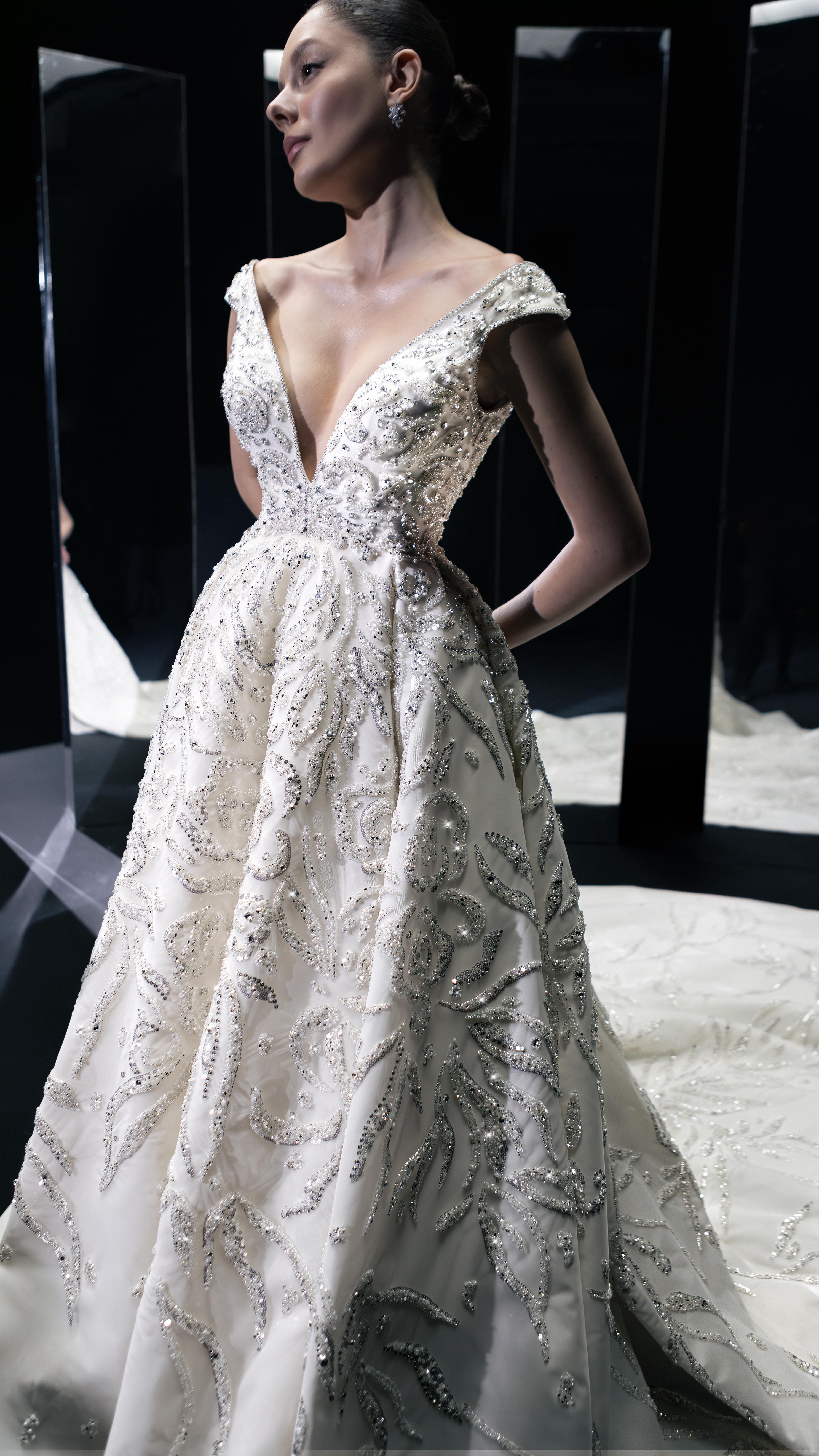 Bold plunge, intricate sparkle, this is bridal couture redefined. 🌓
#novabella #novabellabridal #weddingdress #newcollection #eclipsed #luxurybridal