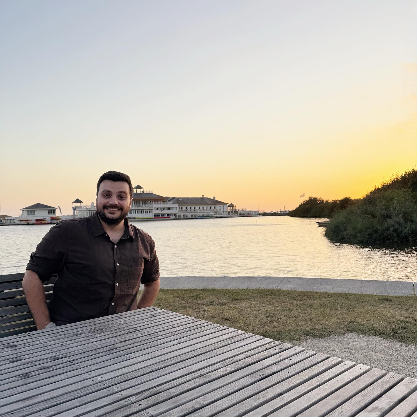 Le pêcheur s’en ira Quand le ciel lui dira
De ne pas rentrer au port La marée montera
La vague effacera
Tous les pâtés de sable
#france #sablesdolonne #vacances #bisher #tarazi #ete #anniversaire