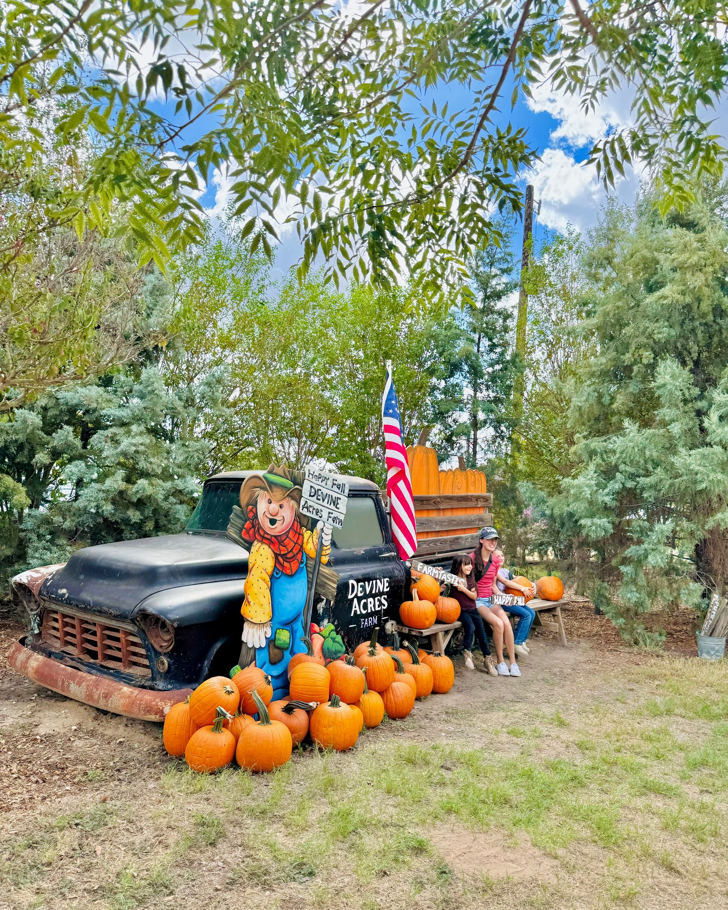 Get ready, y'all! Our biggest sale of the year kicks off TOMORROW at 8am!
🔥 Tickets will be $10 off for a limited time
🎟️ devineacresfarm.com/fall-admission