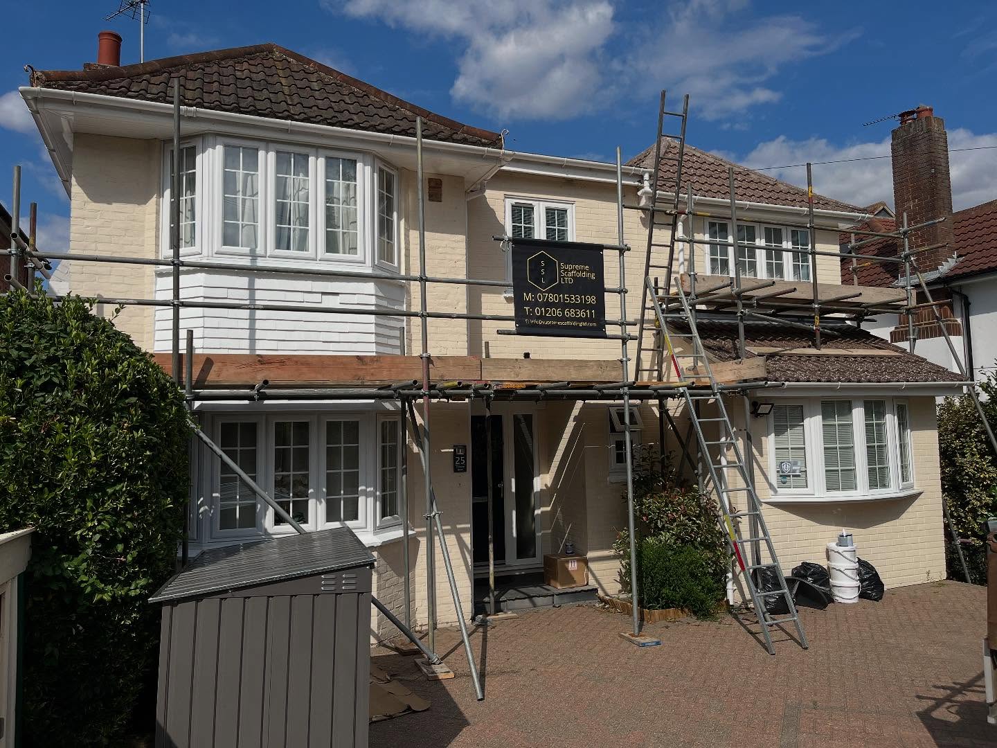 ⭐️Front of this house scaffolded to allow our new client access, to apply a new render finish⭐️
