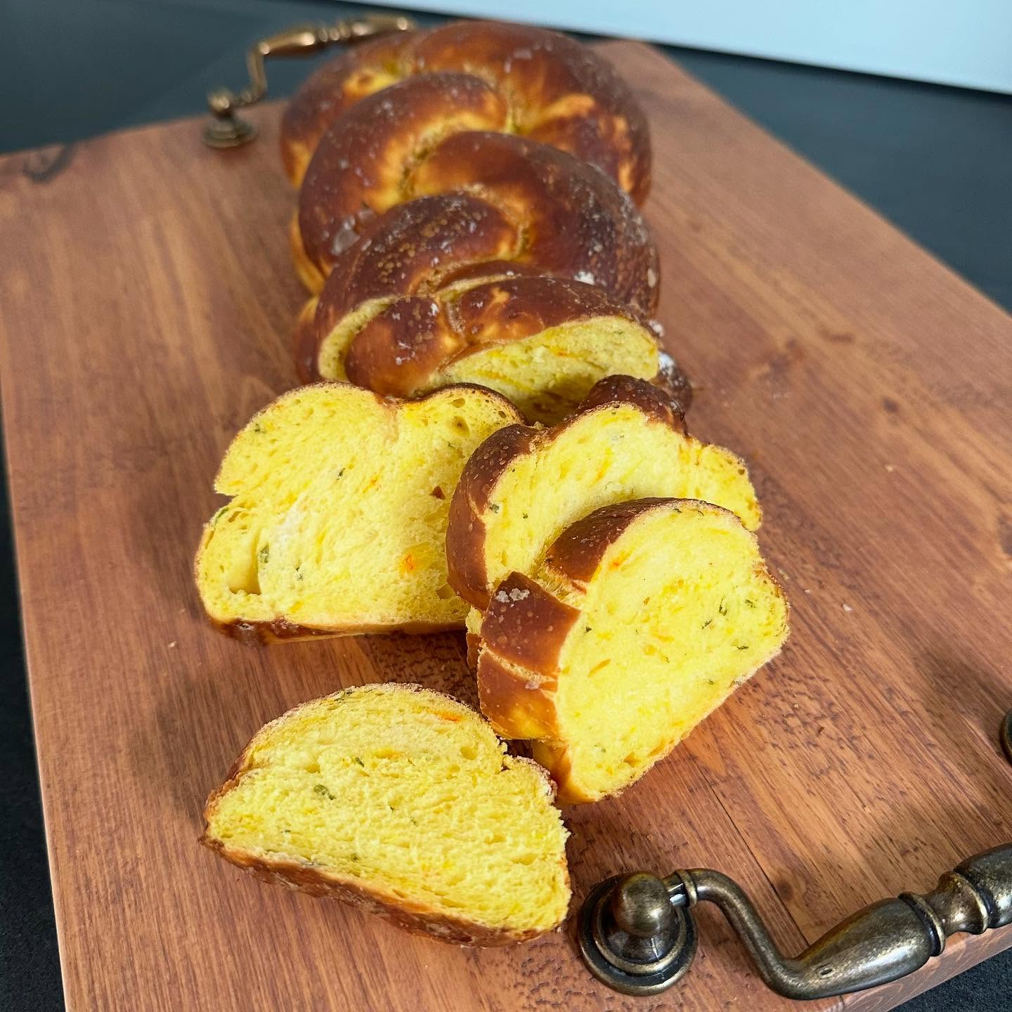 🥨 Safran-Laugen-Zopf mit Kräutern 🥨
Aussen knusprig, innen fluffig, mit feinem Safranaroma und Kräutern. Dieser Zopf ist ein echter Hingucker auf jedem Tisch! Perfekt zum Apero - Überrasche damit deine Freunde.🌿🥨
🌾 Zutaten
• 500 g Mehl
• 1 Päckchen Trockenhefe
• 1 TL Salz
• 1 TL Zucker
• 250 ml lauwarme Milch
• 50 g Butter, weich
• 1 Prise Safran (in etwas warmer Milch auflösen)
• Frische Kräuter nach Wahl (z. B. Rosmarin, Thymian, Schnittlauch)
• 1 TL Natron + 1 dl Wasser (für die Lauge)
• Grobes Salz zum Bestreuen
👩🍳 Zubereitung
1. Mehl, Hefe, Salz, Zucker, Milch, Butter & Safran-Milch und zu einem glatten Teig verkneten, Kräuter hinzufügen
2. Abgedeckt ca. 1 Stunde gehen lassen.
3. Teig in 2 Stränge teilen, flechten und nochmal 20 Min. ruhen lassen.
4. Wasser mit Natron aufkochen, den Zopf damit bestreichen
5. Mit grobem Salz bestreuen und bei 180 °C ca. 25–30 Min. backen.
💡 Tipp: Warm servieren – perfekt zu Käse, Antipasti oder einfach pur!
#laugengebäck #safranzauber #safranrezepte #safranliebe #gewürzliebe #brotbacken #brotliebe #backenmitliebe #kräuterliebe #herzhaftbacken #selbstgebacken #brotkunst #backinspo #homemadebread #instabread #foodie #brotliebe #zopf #backliebe #soulfood