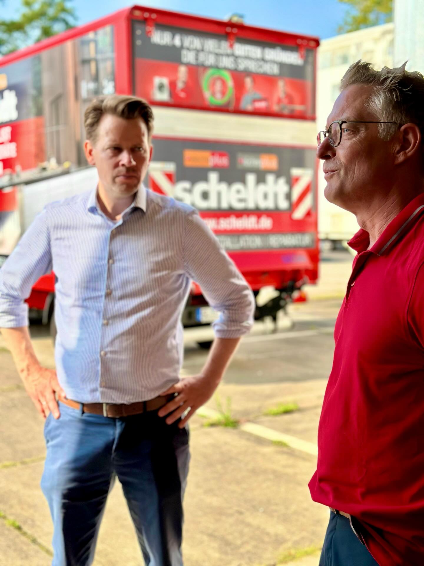 1️⃣ Ich war zu Gast bei Elektro Scheldt in Rösrath, einem traditionsreichen Familienbetrieb 🏠, der seit 1964 besteht und der bereits in der zweiten Generation geführt wird. Das Unternehmen ist ein echter Meisterbetrieb ⚡ mit umfassendem Service für Haushaltsgeräte, Elektroinstallationen, Smart Home 🏡, Photovoltaik ☀️ und E-Mobilität 🚙 - und weit darüber hinaus in der Region aktiv.
2️⃣ Das Hochwasser im Jahr 2021 hat schmerzhaft gezeigt, wie verletzlich Gewerbestandorte sein können 🌊: Beim Hochwasser stand das Wasser bis zu 1,60 m hoch in den Lagerhallen 📦 – eine Katastrophe, die vieles zerstört hat und die Firma nun dazu zwingt, einen neuen, sicheren Standort zu suchen.
3️⃣ Ein Betrieb wie Elektro Scheldt braucht nicht nur eine gute Infrastruktur – also ausreichend Platz und eine gute Verkehrsanbindung 🚛 – sondern auch genügend Parkplätze 🅿️ für Mitarbeiter, Kunden und Lieferanten, damit Materialien einfach be- und entladen werden können. Gerade bei Handwerksbetrieben entscheidet das oft über die Effizienz im Tagesgeschäft.
Gleichzeitig müssen wir künftig noch stärker auf Hochwasserschutz setzen und im Katastrophenfall so gut wie möglich gerüstet sein.
4️⃣ Solche Handwerksbetriebe 🛠️ sind das Rückgrat unserer Wirtschaft von nebenan. Sie investieren in moderne Technik, bilden Fachkräfte aus 🎓 und halten unsere Region lebendig. Ich werde mich dafür einsetzen, dass wir als Kreis Gewerbestandorte sichern, attraktive Gewerbeflächen entwickeln und den Hochwasserschutz weiter stärken!
#RheinischBergischerKreis #Rösrath #HandwerkVorOrt #Mittelstand #Tradition #Innovation #Nachhaltigkeit #ZukunftSichern #Hochwasserschutz #Katastrophenschutz #StandortSicherung #WirtschaftFördern #CDU #Landratskandidat #RegionaleWirtschaft #HandwerkStärken