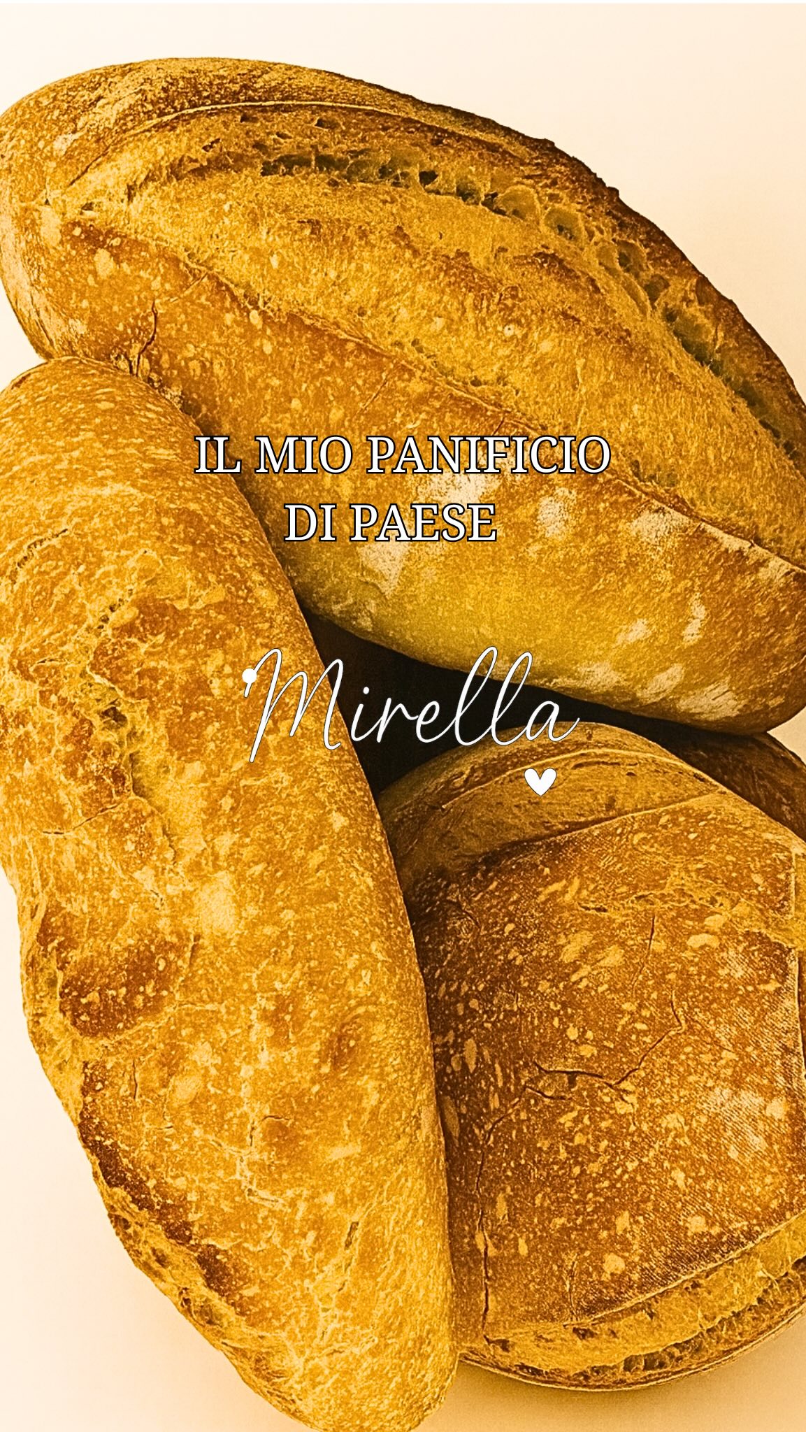 Meine kleine Lieblingsbäckerei in unserem 400-Seelen-Dorf – nur ein paar Schritte von meiner Haustür entfernt. Hier duftet es schon früh am Morgen nach frisch gebackenem Brot und süßen Köstlichkeiten. Alles wird noch mit Liebe und von Hand gemacht. Ein Stück echtes Dorfleben, das mein Herz jeden Tag aufs Neue erfüllt.“
„Il mio panificio preferito nel nostro piccolo paese di 400 abitanti – a pochi passi da casa mia. Qui, già al mattino presto, si sente il profumo del pane appena sfornato e dei dolci preparati con cura. Tutto è ancora fatto a mano, con amore. Un angolo di vita autentica che ogni giorno riempie il mio cuore di gioia.“#MeineLieblingsbäckerei #Dorfleben #HandgemachtMitLiebe #ItalienMomente #DolceVita #LaDolceColazione #CalabriaLove #KleinesDorfGroßesHerz #Authentisch #TraditionTrifftLiebe#mirellagoestoitaly
#PanificioArtigianale #VitaDiPaese #FattoAManoConAmore #ProfumoDiPane #ColazioneItaliana #TradizioneViva #Calabria #DolceVitaItaliana #AmorePerLeCoseSemplici#mirellagoesitaly