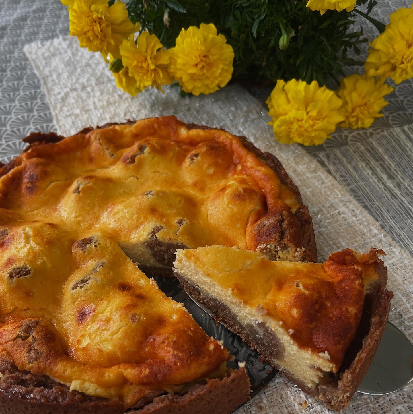 Russischer Zupfkuchen
Trotz des Namens kein Rezept aus Russland, sondern ein echter deutscher Klassiker.
Typisch für den Kuchen sind die Zupfen. Die kleinen Schokoteig-Stücke werden „abgezupft“ und unregelmässig auf die Quarkmasse gelegt.
Kombi aus schokoladigem Mürbeteig & cremiger Quarkfüllung – einfach himmlisch.
Zutaten :
Springform ø 24 cm
Für den Teig:
300 g Mehl
1 Prise Salz
150 g Zucker
3 EL Kakaopulver
1 TL Backpulver
200 g Bio Suisse Butter, kalt, in Stücken
2 Eier, verquirlt
Für die Füllung:
50 g Butter, weich
150 g Zucker
1 Pack Vanillezucker
4 Eier
500 g Quark
1,5 dl Rahm
Zubereitung:
Für den Teig Mehl, Salz, Zucker, Kakao- und Backpulver mischen. Butter beifügen und zu einer krümeligen Masse verreiben.
Eine Mulde formen, dann die Eier hineingiessen und rasch zu einem feuchten Teig zusammenfügen, nicht kneten.
In Folie gewickelt 30 Minuten kühl stellen.
Nun ein Drittel des Teiges auf dem mit Backpapier belegten Formenboden flach drücken. Ein weiterer Teigdrittel einen 4-5 cm hohen Rand formen und das Ganze nochmals 20-30 Minuten kühl stellen.
Backofen 180°C Unter/Oberhitze vorheizen.
Inzwischen die Füllung machen. Dafür Butter rühren, bis sich Spitzchen bilden.
Zucker und Vanillezucker unterrühren. Eier beifügen und weiter rühren, bis die Masse hell ist.
Dann den Quark und Rahm daruntermischen, in die vorbereitete Form geben und glatt streichen.
Zum Schluss den restlichen Teig verzupfen und auf der Füllung verteilen.
Den Kuchen in der unteren Hälfte des Ofens ca. 65 Minuten backen.
En Guete!
#thekitchenwitches #russischerzupfkuchen #backenmachtglueklich #backen #bake #baketogether #baking #backenfürdiefamilie #backenmitliebe #kuchenglück #kuchen #cake #cakes #delicious #cakelovers