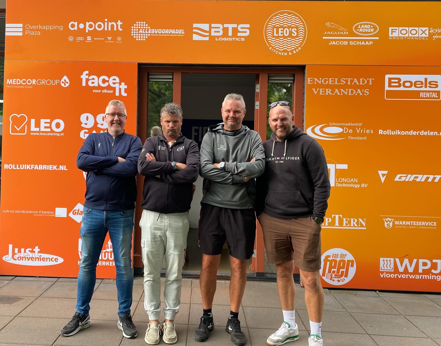 Je hebt Meester slagers en je hebt … uhhh ja hoe kan ik dat het best omschrijven. Okay laten we het houden op de Heren van LTVL. Maar laat deze foto je niet afschrikken. Vandaag naast mooie padel en tennis wedstrijden ook De Lumberjack Shack voor lekkere verse hamburgers. Wees welkom!! @leocatering_ @thelumberjackshack