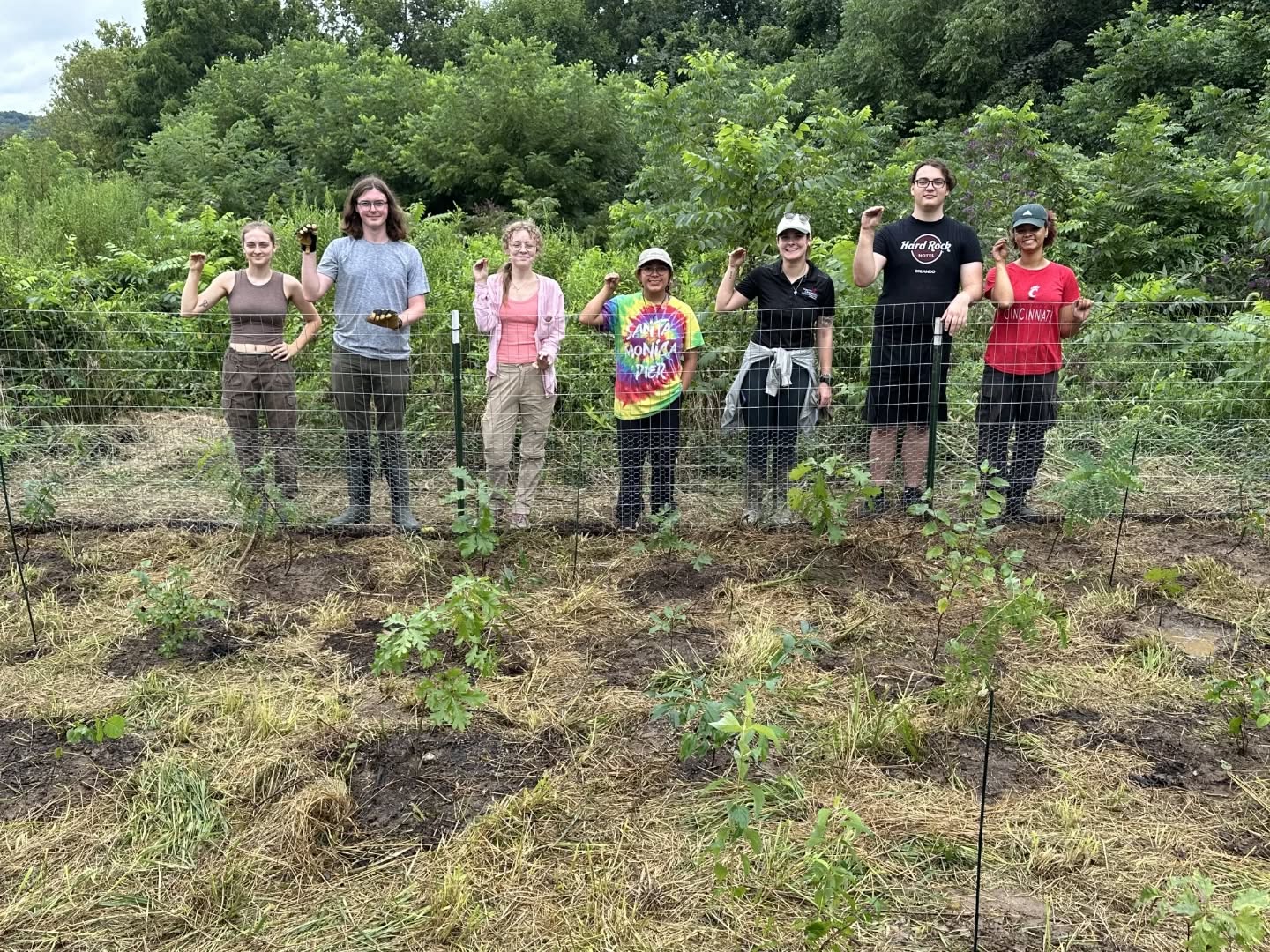 "You keep diggin'!" 🌳
Celebrated the end of a great summer intern session with the creation of a new cluster forest here at the Field Center! With the goal to increase native biodiversity and provide critical habitat for pollinators, birds, and other wildlife, this project helps restore the natural balance of our ecosystem while promoting long-term forest health.
Thank you to all of our supporters and the amazing students who made this summer our best yet! 💚
