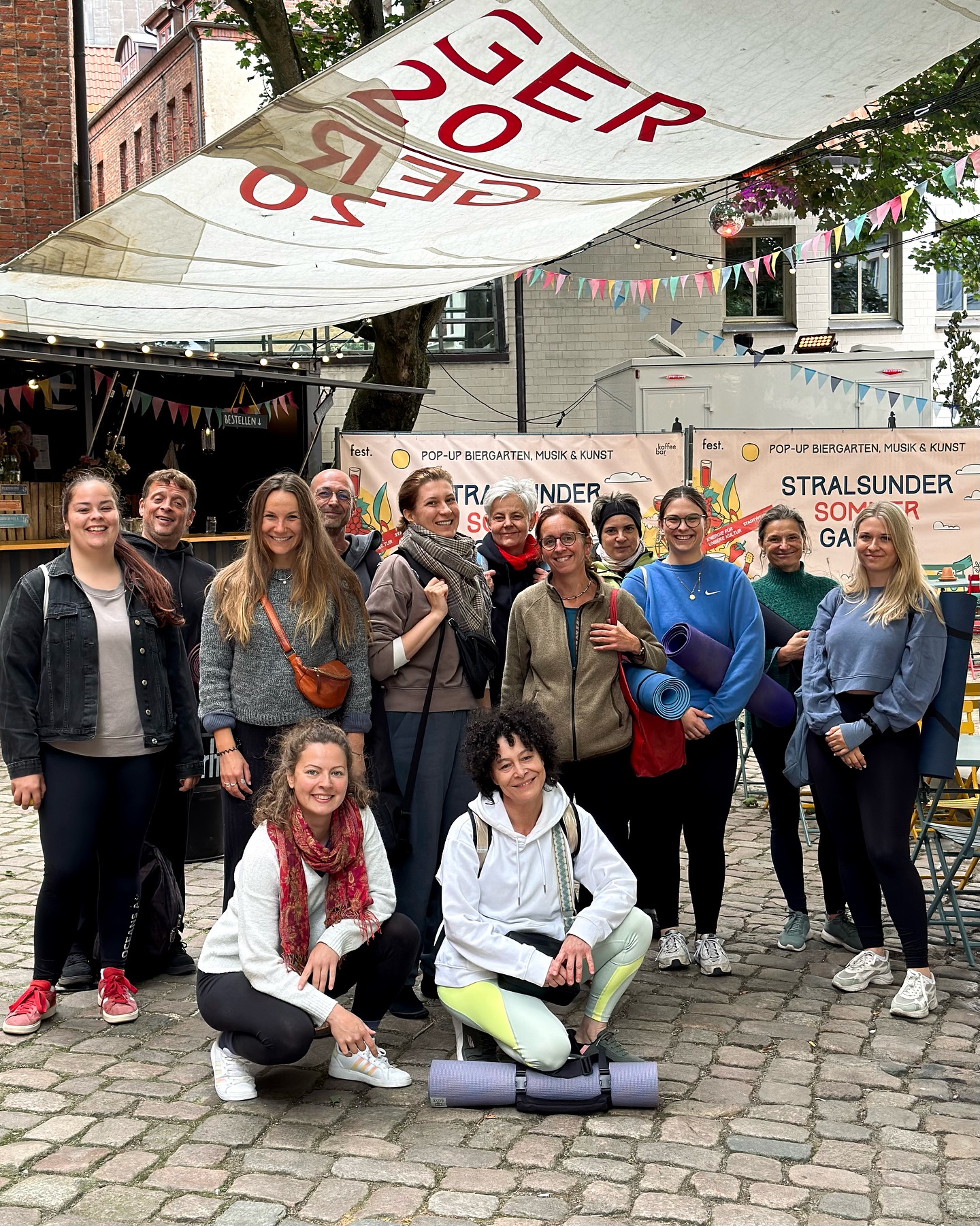 Heute fand unsere erste Yoga-Session mit Christina im @stralsunder.sommergarten statt – danke an alle, die dabei waren und den Sonntagmittag zu etwas ganz Besonderem gemacht haben! 🧘♀️🌿
Wir sind dankbar für die schönen Begegnungen und die wundervolle Energie, die ihr mitgebracht habt. 💫
Nächsten Sonntag geht’s weiter mit Chakra Yoga mit @susann_grapentin – wir freuen uns auf euch!
Ein großes Dankeschön auch an @fest.events für die liebevolle Organisation des Sommergartens – wir sind glücklich, Teil davon zu sein. 🫶🏽
#movaplace #yogastralsund #stralsund #yoga @hansestadt_stralsund