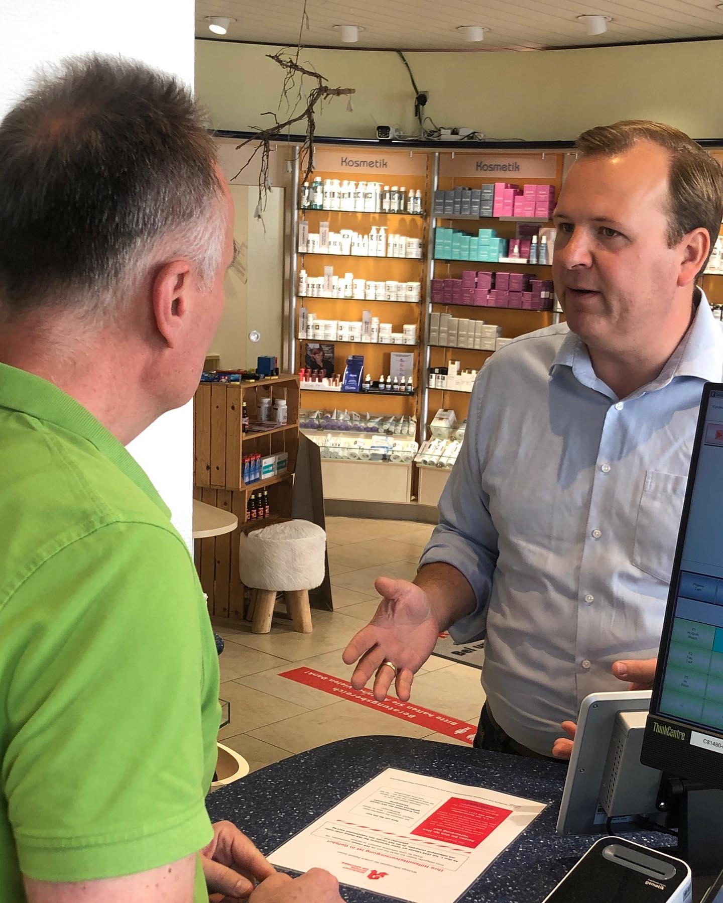 👋🏻 Zu Besuch in der Markt-Apotheke
⚕️ Auf Einladung von @edwardmosch war ich gestern in der @marktapo.vlotho , um über die Herausforderungen zu sprechen, vor denen unsere Apotheken stehen und was Kommune und Politik dafür tun können, die flächendeckende Versorgung durch Apotheken zu gewährleisten. Über zwei Stunden haben wir uns intensiv unterhalten und viele Punkte diskutiert.
👍🏻 Ja, wir haben im Moment in Vlotho eine noch sehr gute Versorgung mit Ärzten. Aber wie steht es um unsere Apotheken? Noch haben wir in allen Ortsteilen eine Apotheke - und wir müssen alles dafür tun, dass es so bleibt!
Denn: Unsere Apotheken mit persönlichen Ansprechpartnern, im Not- und Nachtdienst auch rund um die Uhr, sind ein unverzichtbarer Bestandteil der wohnortnahen Gesundheitsversorgung. 🤝
#apothekevorort #florianfürvlotho #imgesprächmit #austausch #gesundheitsversorgung #vlotho #vlothokannmehr #dankefürdieeinladung
