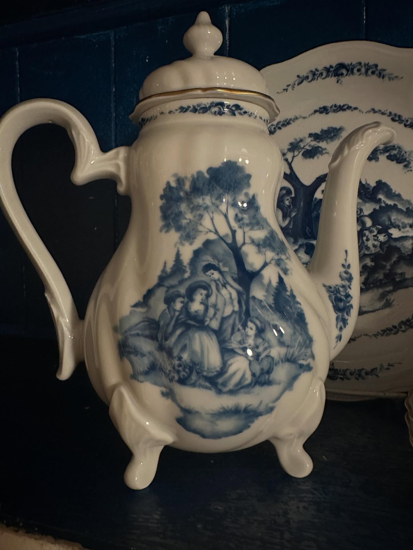 And just like that I turned into my grandma 👵🏻 my favorite hobby is crocheting 🧶 and I am obsessed with super vintage stuff. This is a fun tea 🫖 set I found in Sebec Lake, Maine while thrifting. Too bad I couldn’t buy any of the other things I was in love with in the last four pictures. Can you believe this china made it back to Oahu in me and Jesse’s carry on luggage 🧳…..