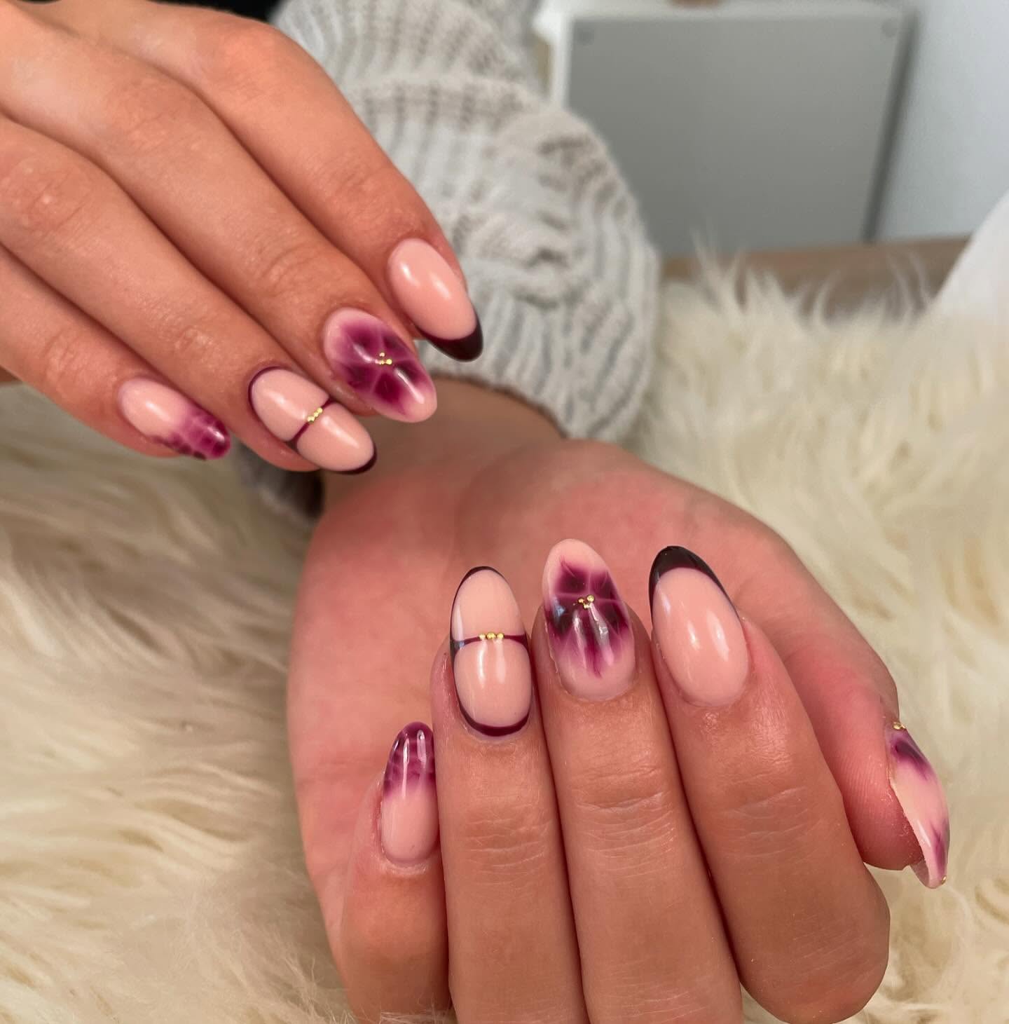 Blümchen für die Hände 🌺✨ – weil jedes Detail zählt!
💌 Du willst auch so coole Nägel? Einfach melden!