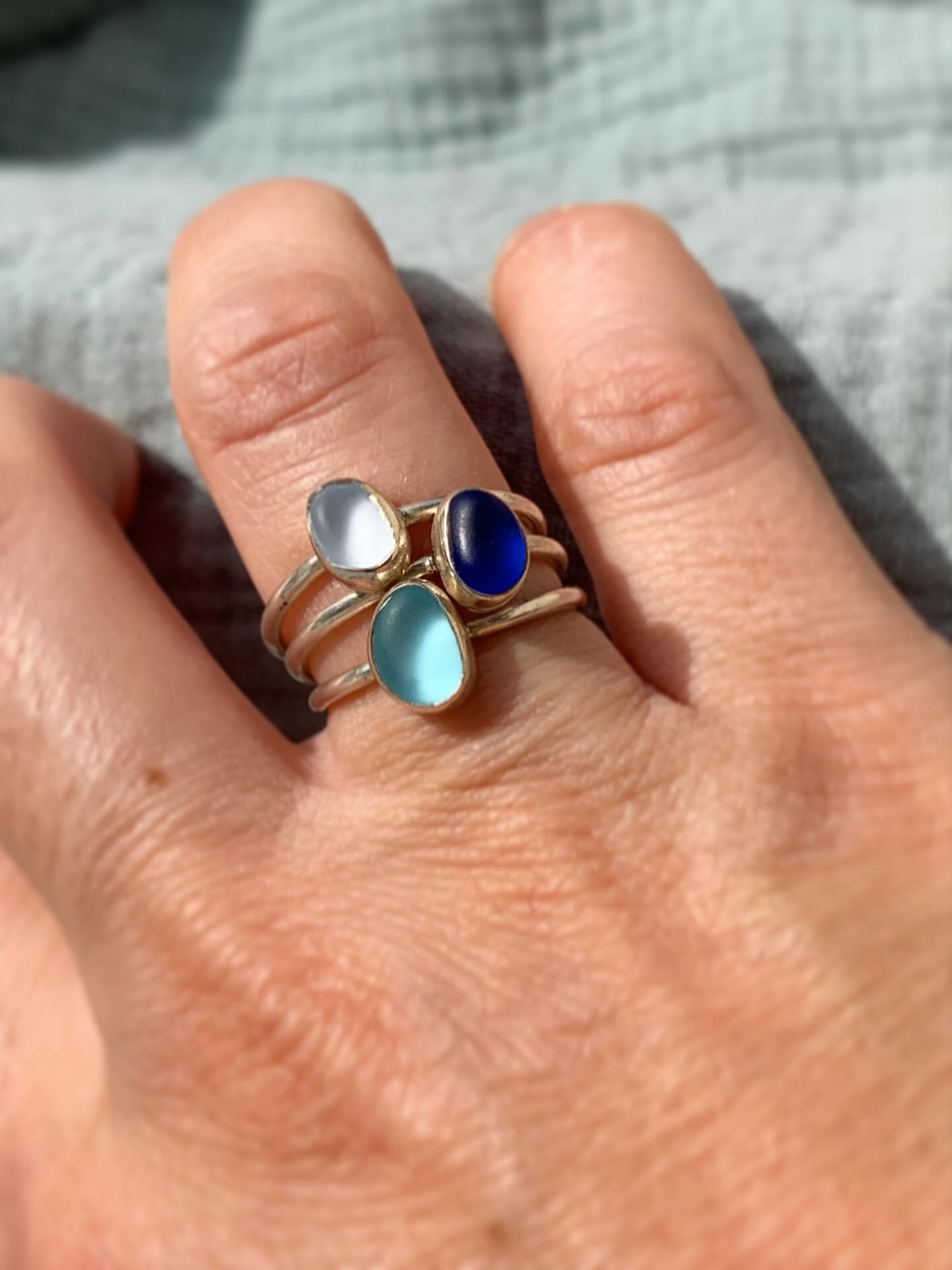 Collection Larmes de sirène 🧜♀️🐚 disponibles sur ma boutique en ligne en plusieurs tailles ✨
Bagues en argent serties de verres poli par la mer .
#verredeplage #bijouxartisanaux #bijouxargent #bagues #artisan #artisane #labaule #presquileguerandaise #plage #summer