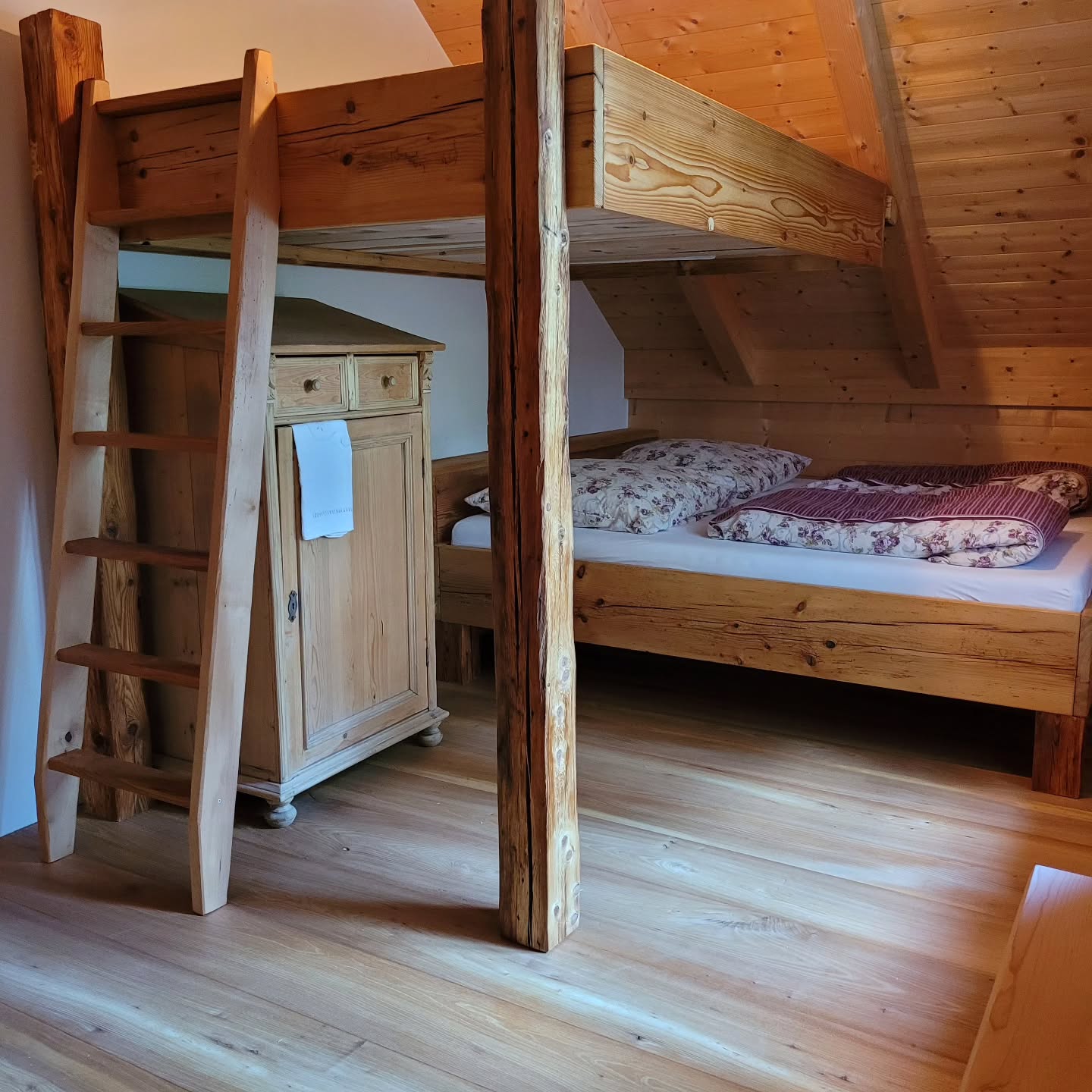 Altholzbett & Hochbett mit Ahorntreppenleiter – gebürstet, geölt & voller Charakter. 🌿
Jedes Stück ein Unikat aus echtem Altholz. #schreiner #massivkreativ #holz #altholz