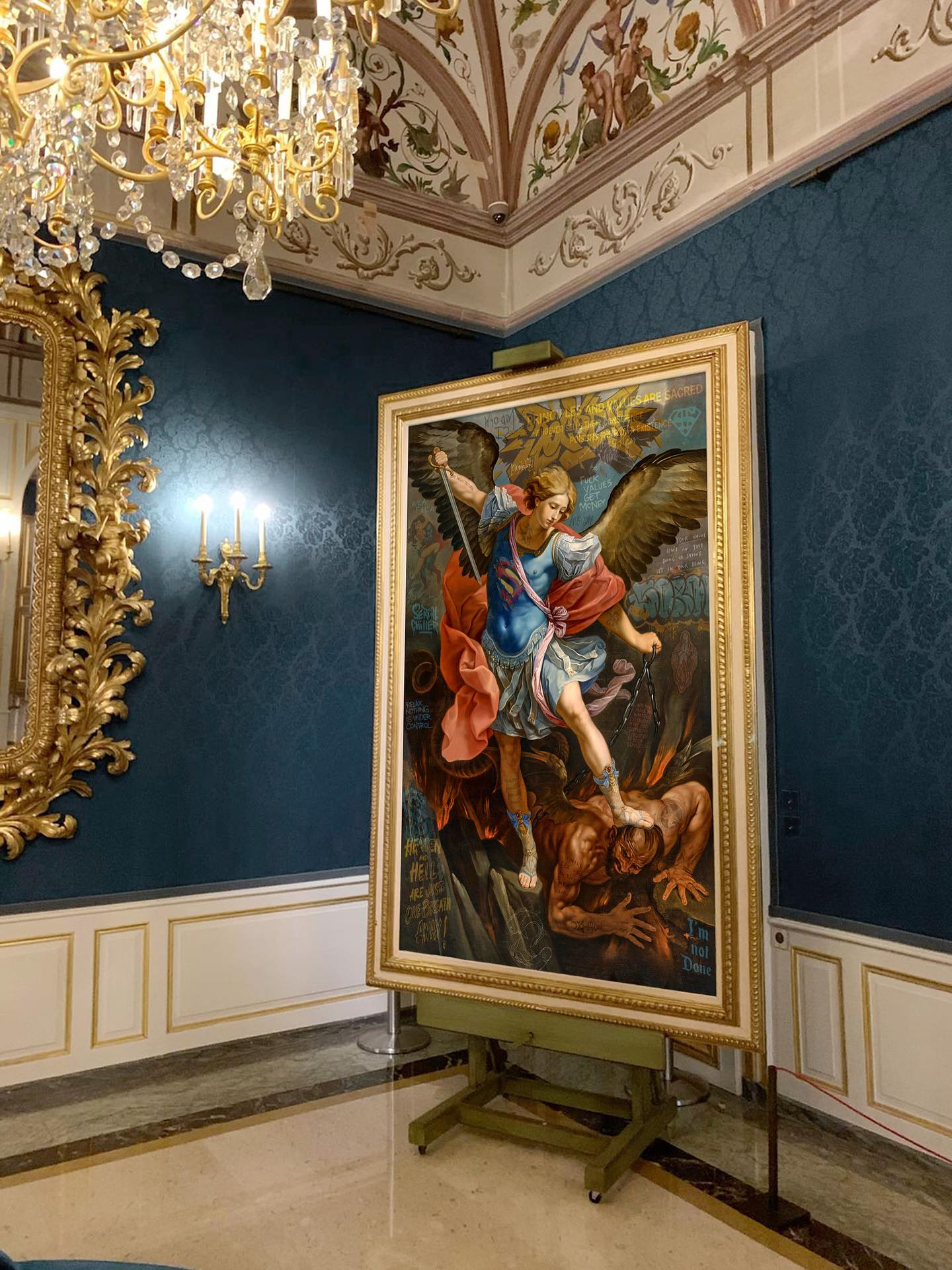 PER VOLAR SUNATA by Marco Battaglini.
Between heaven and hell, values and rebellion, the eternal struggle of humanity unfolds. Here, the angel is not only divine, he carries the marks of our time, armored with symbols of strength and contradiction. The work becomes a mirror: a reminder that freedom and truth are conquered within, when we dare to rise above illusion.
This is more than a painting — it is a timeless call to awaken.
What do you see in this clash of light and shadow?
#UrbanRenaissance #EternalStruggle #marcobattaglini