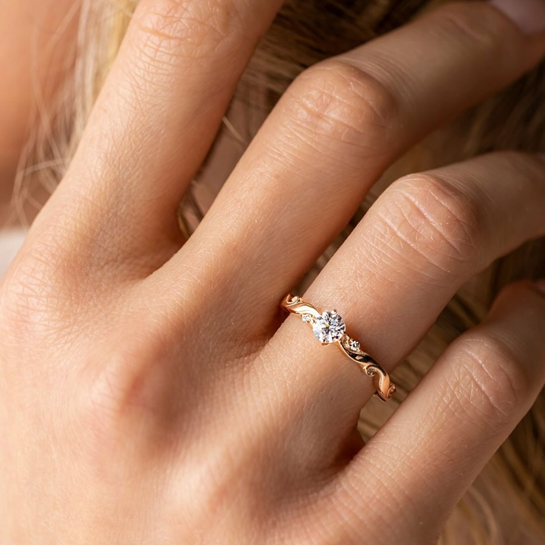 0.35 karat pırlantalı vintage tasarım tektaş Scarlett, klasik olanı yeniden tanımlıyor; çünkü aşk gibi bazı şeyler asla eskimez, sadece derinleşir...💍❤️
Modellerimizi daha www.bouceg.com adresli web sitemizden ya da Bursa’da bulunan showroomumuzdan inceleyebilirsiniz.🌸
#tektas #alyans #tasarım #kuyumcu #mucevher #altın #keşfet #keşfetteyiz #evlilik #evlilikteklifi #nişan #düğün #bride